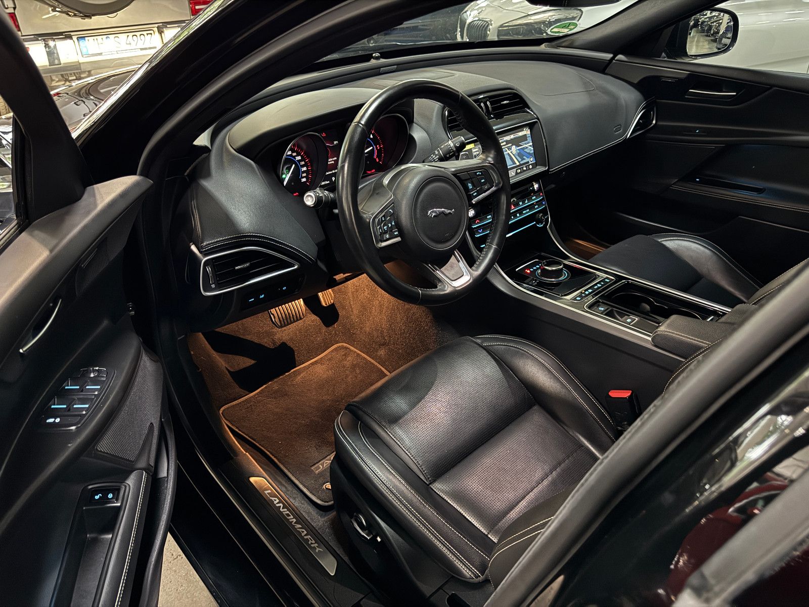 Fahrzeugabbildung Jaguar XE 2.0 d 8GT LANDMARK R-SPORT BLACK EDITION VOLL