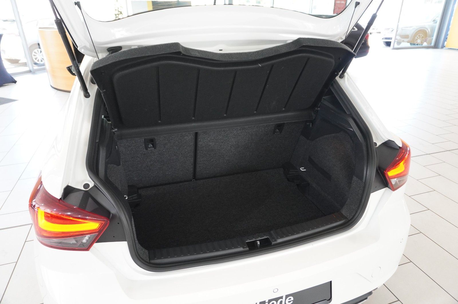 Fahrzeugabbildung SEAT Ibiza 1.0 TSI FR SPORT DSG NAVI/LED/VIRTU/SH/DAB