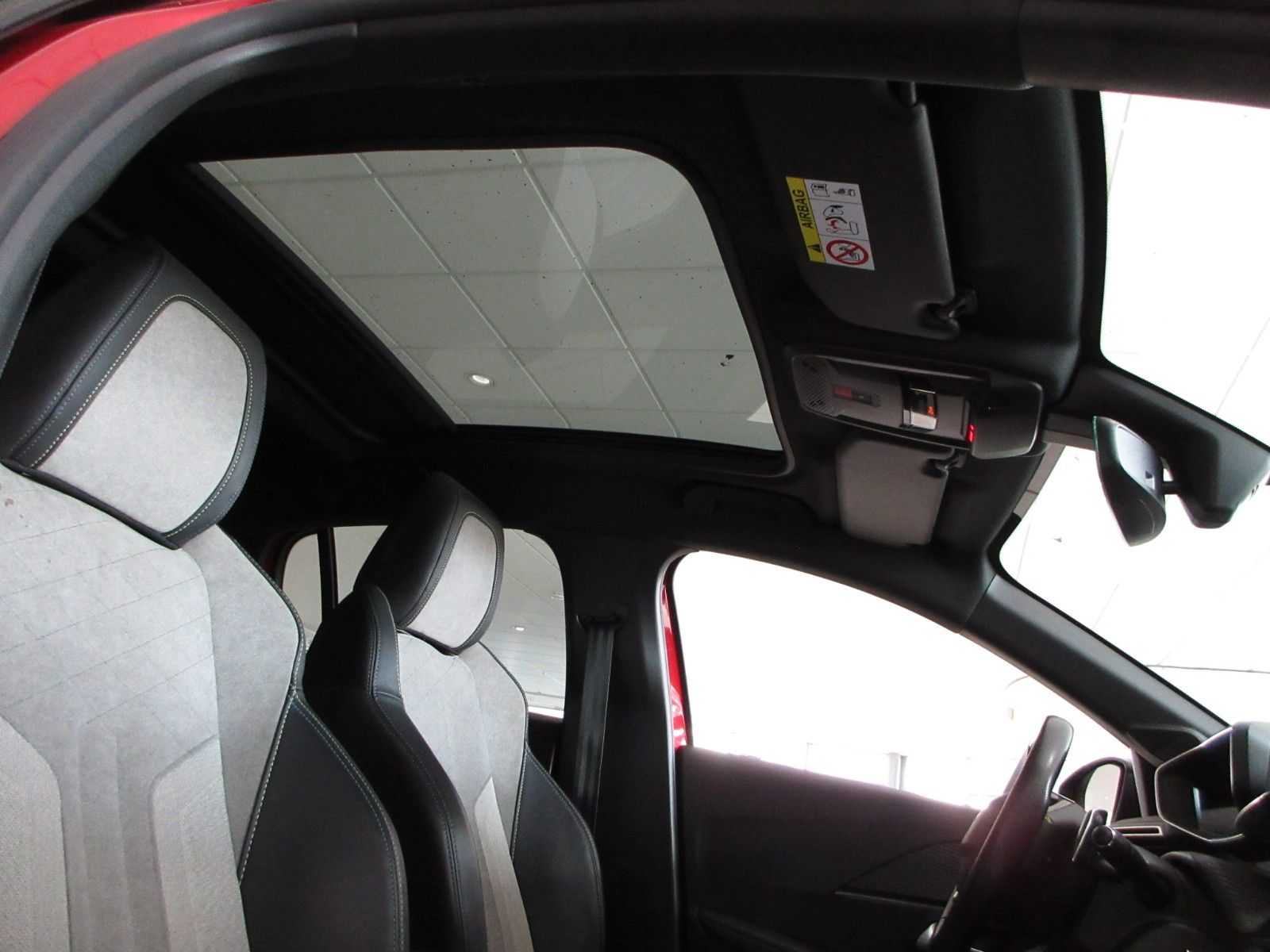 Fahrzeugabbildung Peugeot 208 GT Pack LED/NAVI/SHZ/PANO/HEADUP/PDC/17"