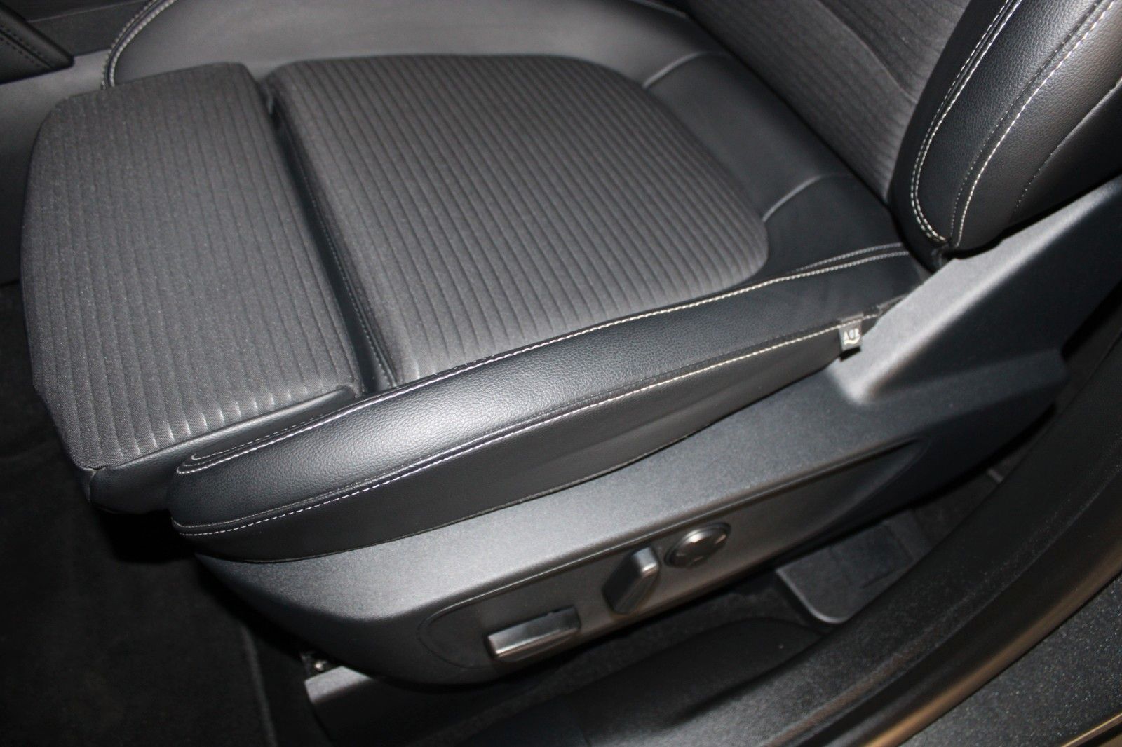 Fahrzeugabbildung Ford Kuga 2.5 PHEV Titanium LED Panodach WinterPaket