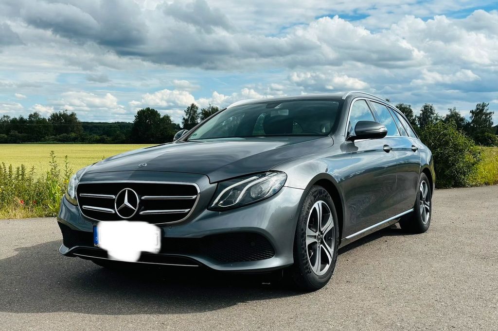 Image of Mercedes-Benz E 220