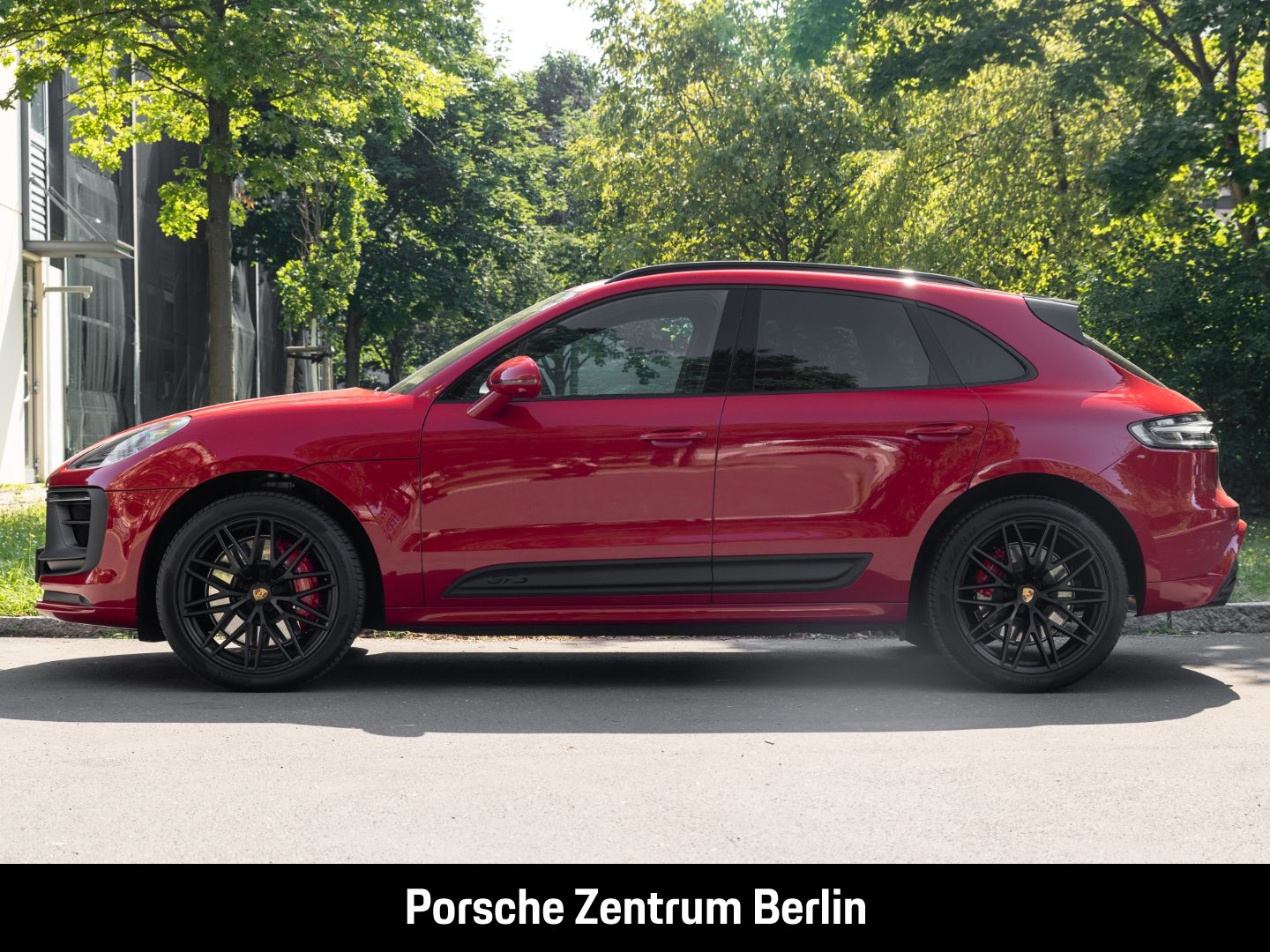 Porsche Macan GTS Karminrot Sportabgasanlage Panorama foto 2