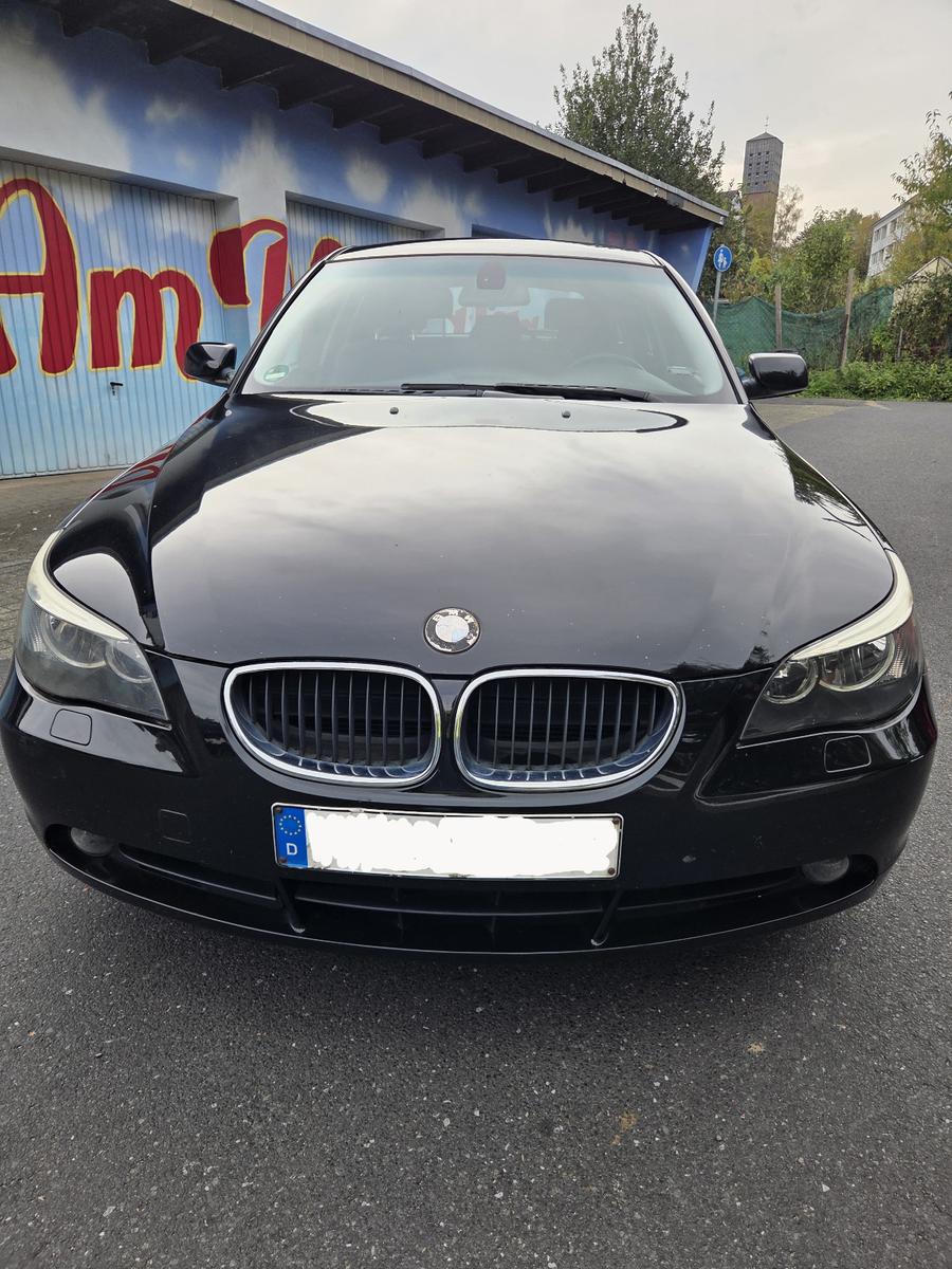 BMW 525 2004 — rear view