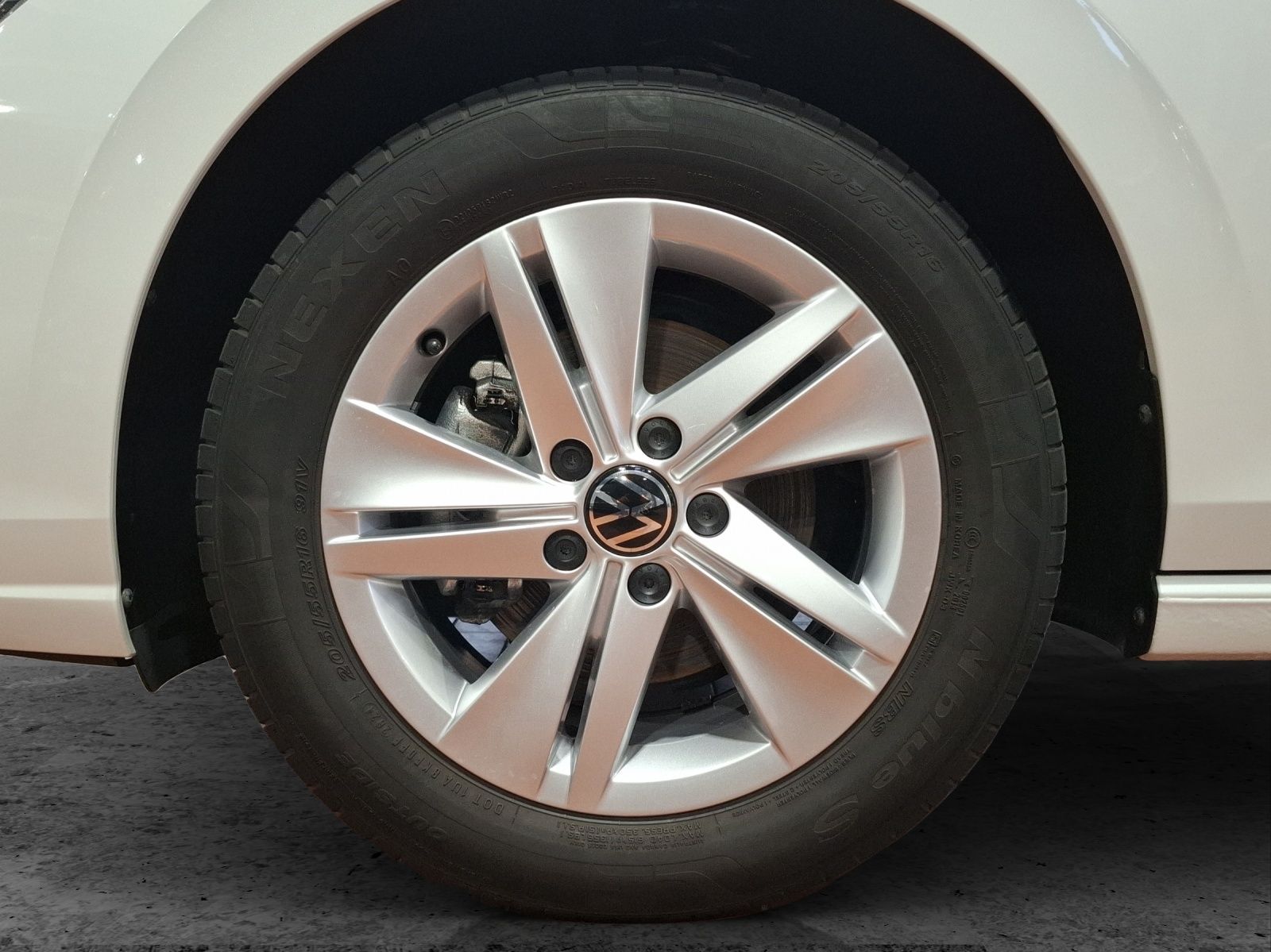 Fahrzeugabbildung Volkswagen Golf VIII TSI Life Standhzg LED Navi AID ACC RFK