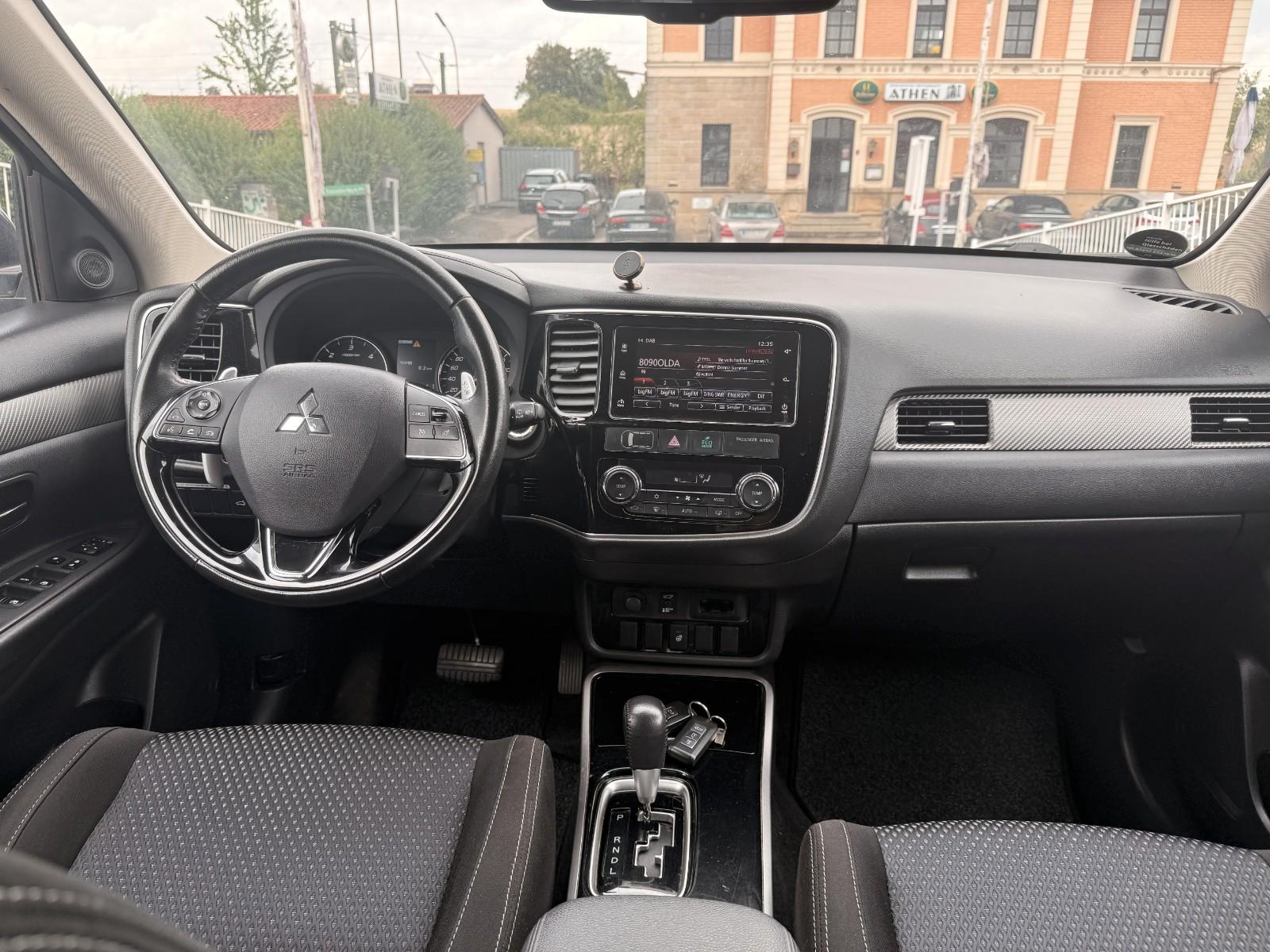 Mitsubishi Outlander Edition 100+ 4WD / Automatik/KAM/LHZ