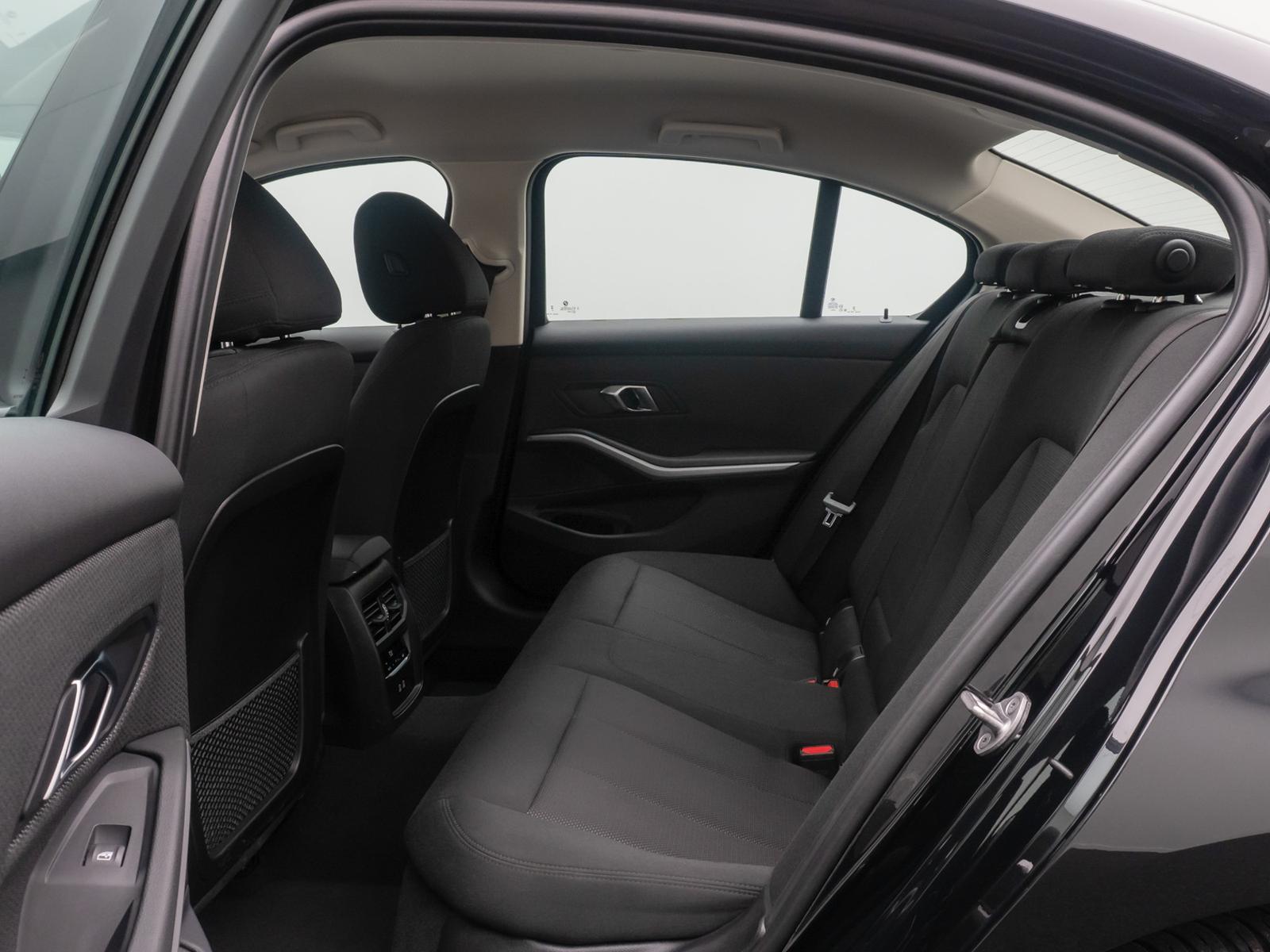 BMW 318i  Widscreen PDC GeschwindigReg DAB Cockpit+