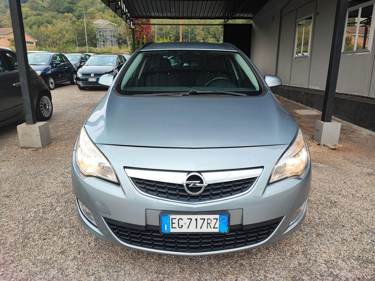 Opel Astra 2011 — rear view