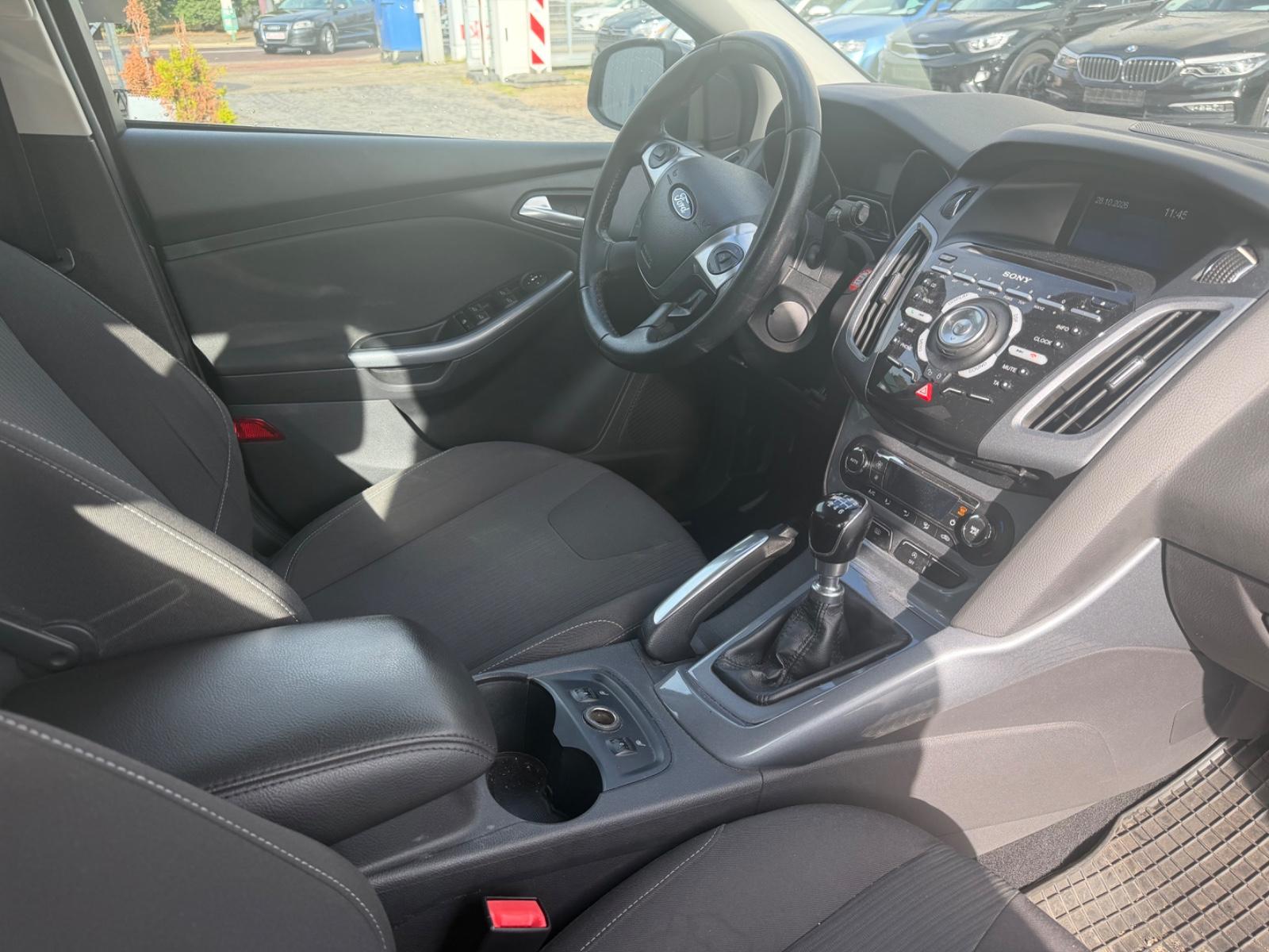 Ford Focus 2011 — photo 11