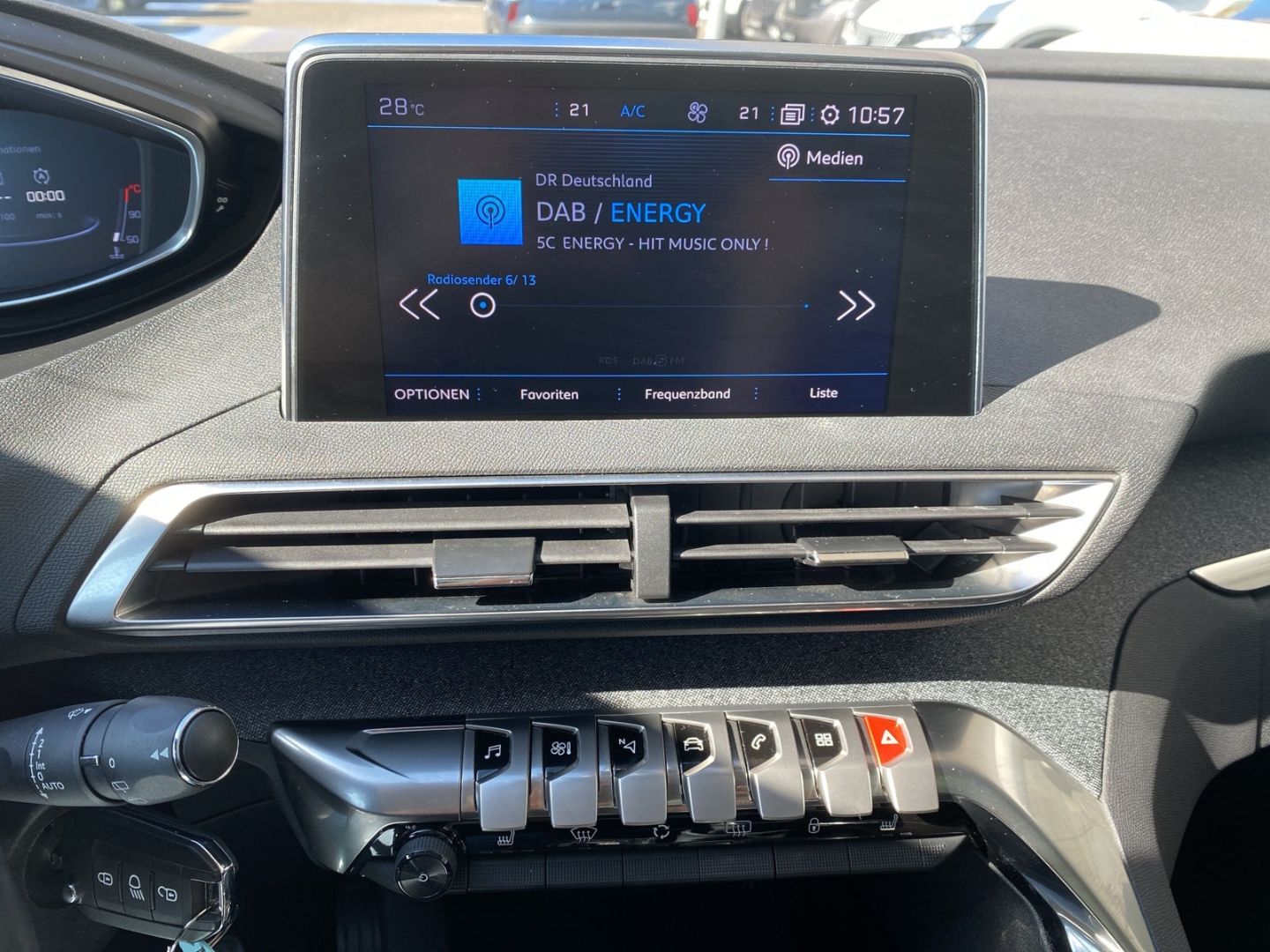 Fahrzeugabbildung Peugeot 3008 Allure 1.2 PureTech 130 AHK-abnehmbar El. P