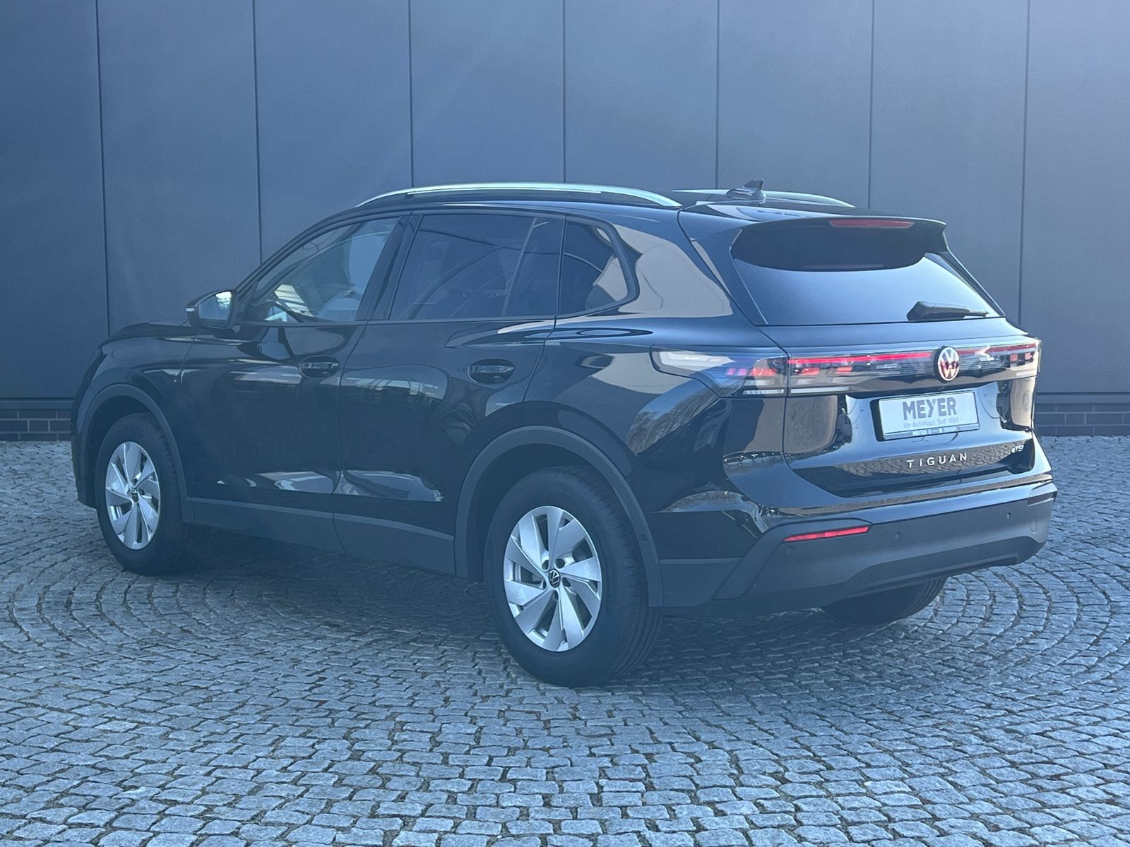 Fahrzeugabbildung Volkswagen Tiguan LIFE 1.5 eTSI DSG *AHK, LED Plus, Kamera,