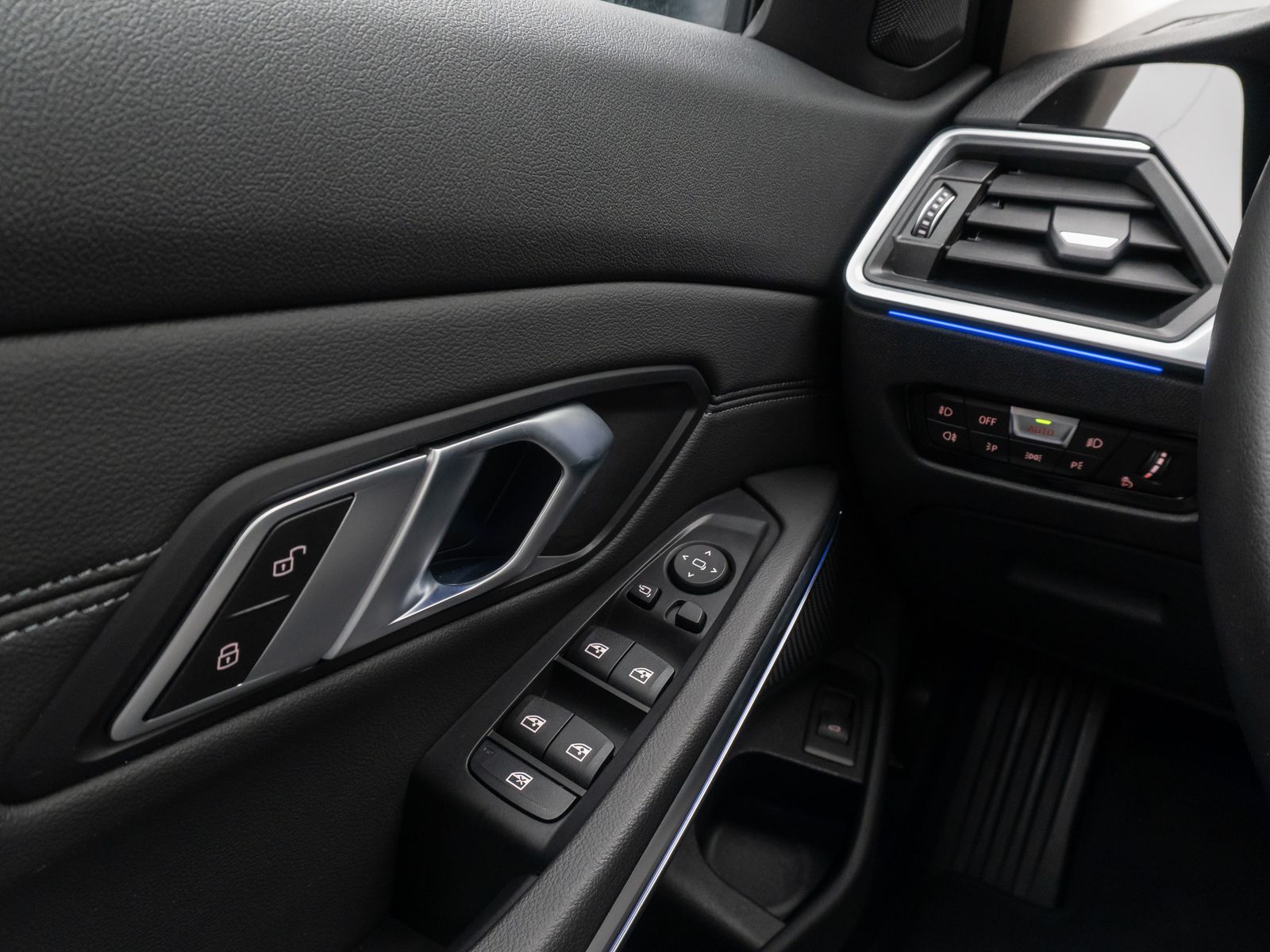 Fahrzeugabbildung BMW 320d HUD 360°DAB Leder Sport HiFi GeschwindigReg