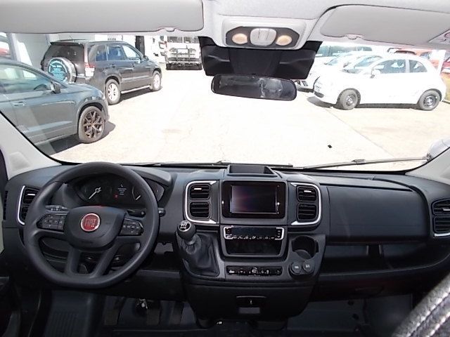 Fahrzeugabbildung Fiat Ducato Kombi 33 L2H2 140 PS + 9 Sitzer