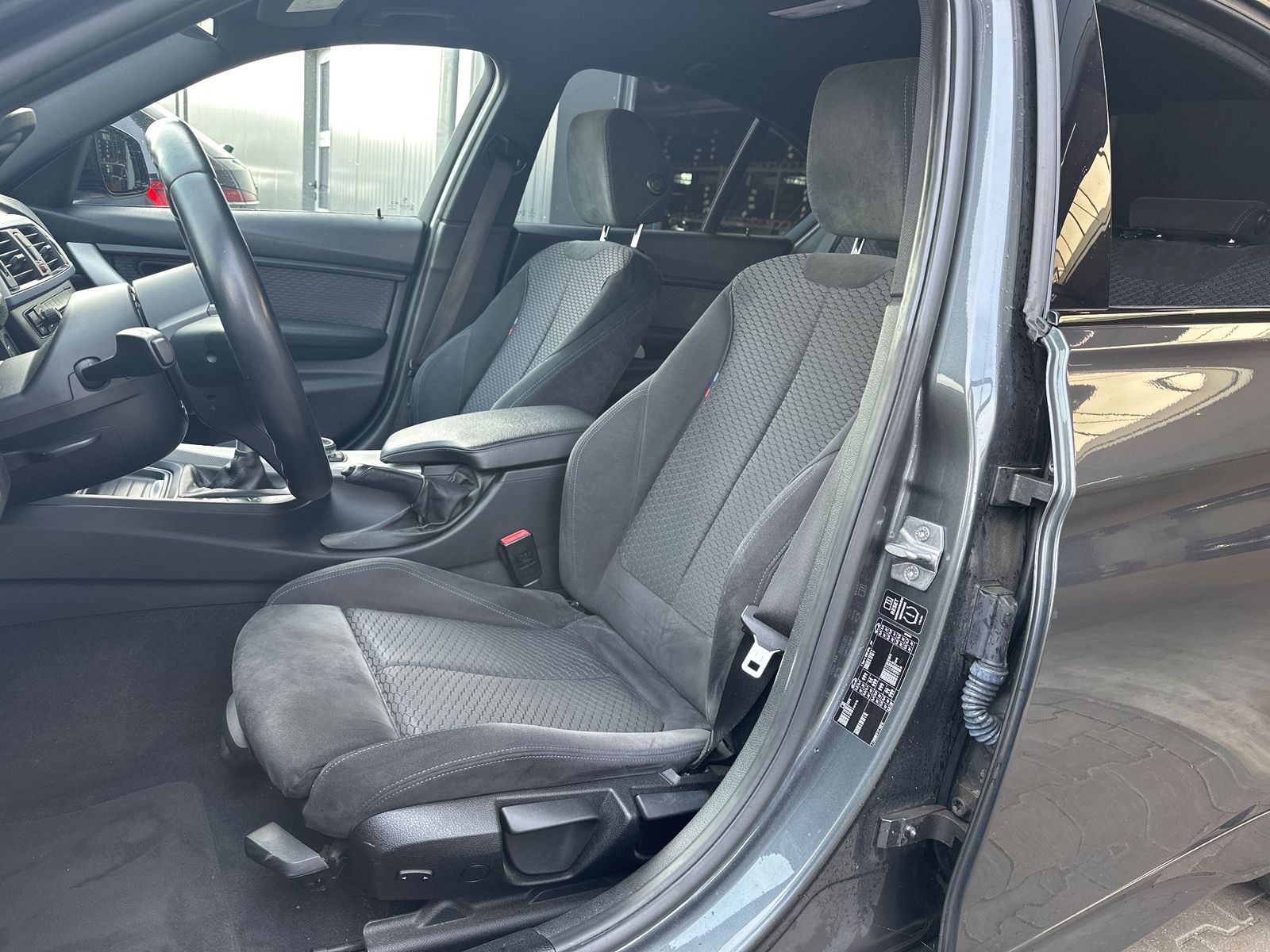 Fahrzeugabbildung BMW 320d Limousine M-Sport Aut. NAV+XENON+SHZ+PDC