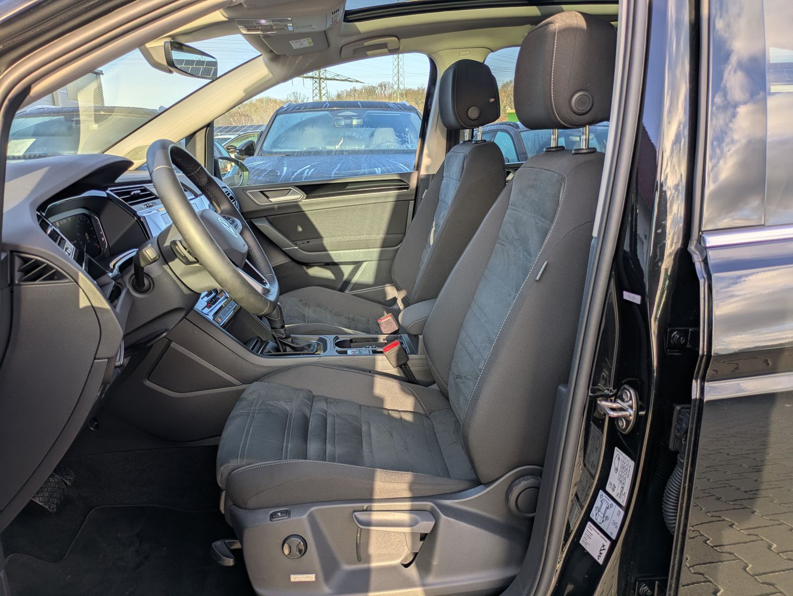 Fahrzeugabbildung Volkswagen Touran 2.0 DSG R-Line High. Pano 7-Si IQ.Dri AHK