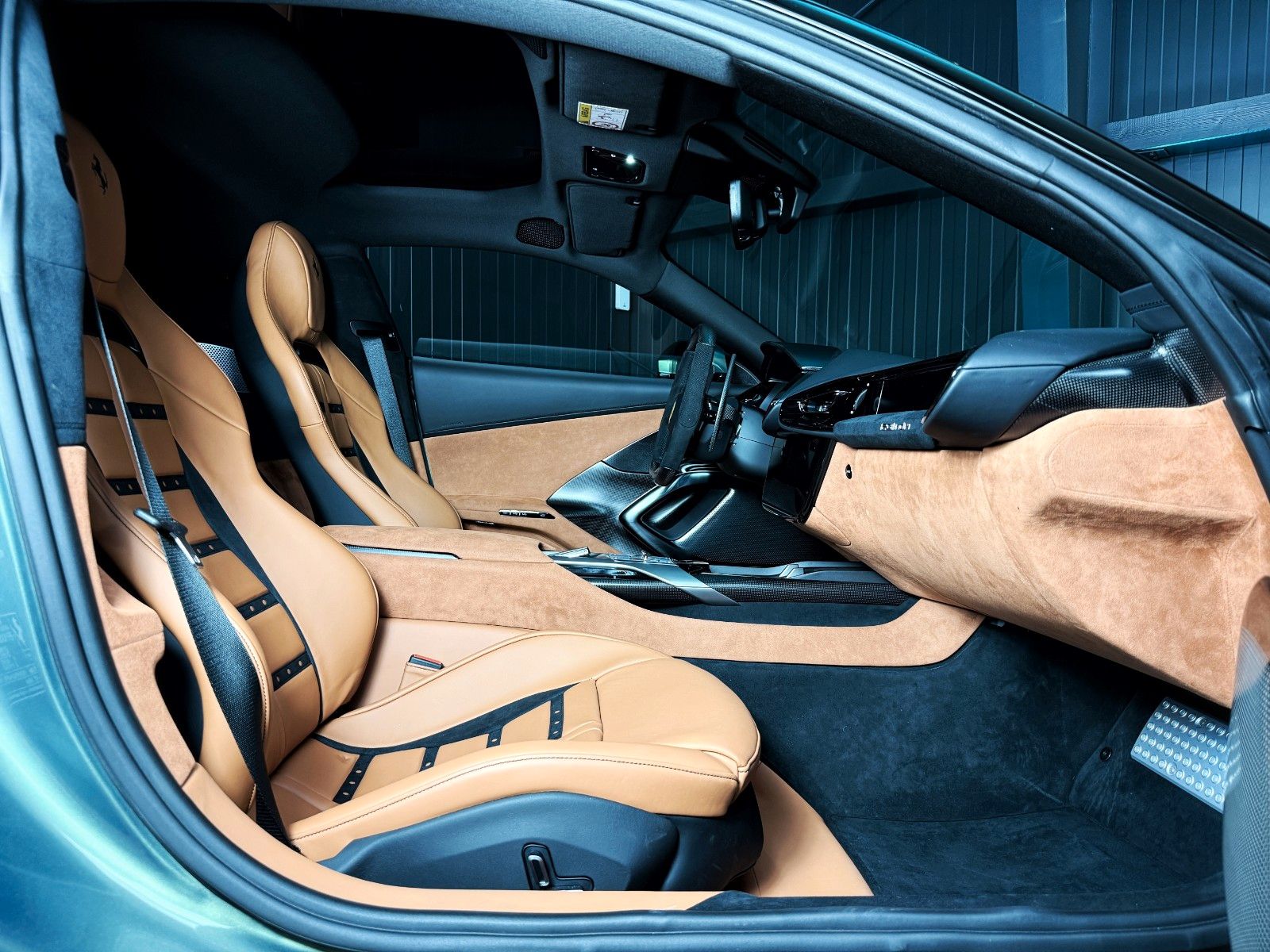 Fahrzeugabbildung Ferrari 12Cilindri + Cabon + Lift + Verde Minerale Metal