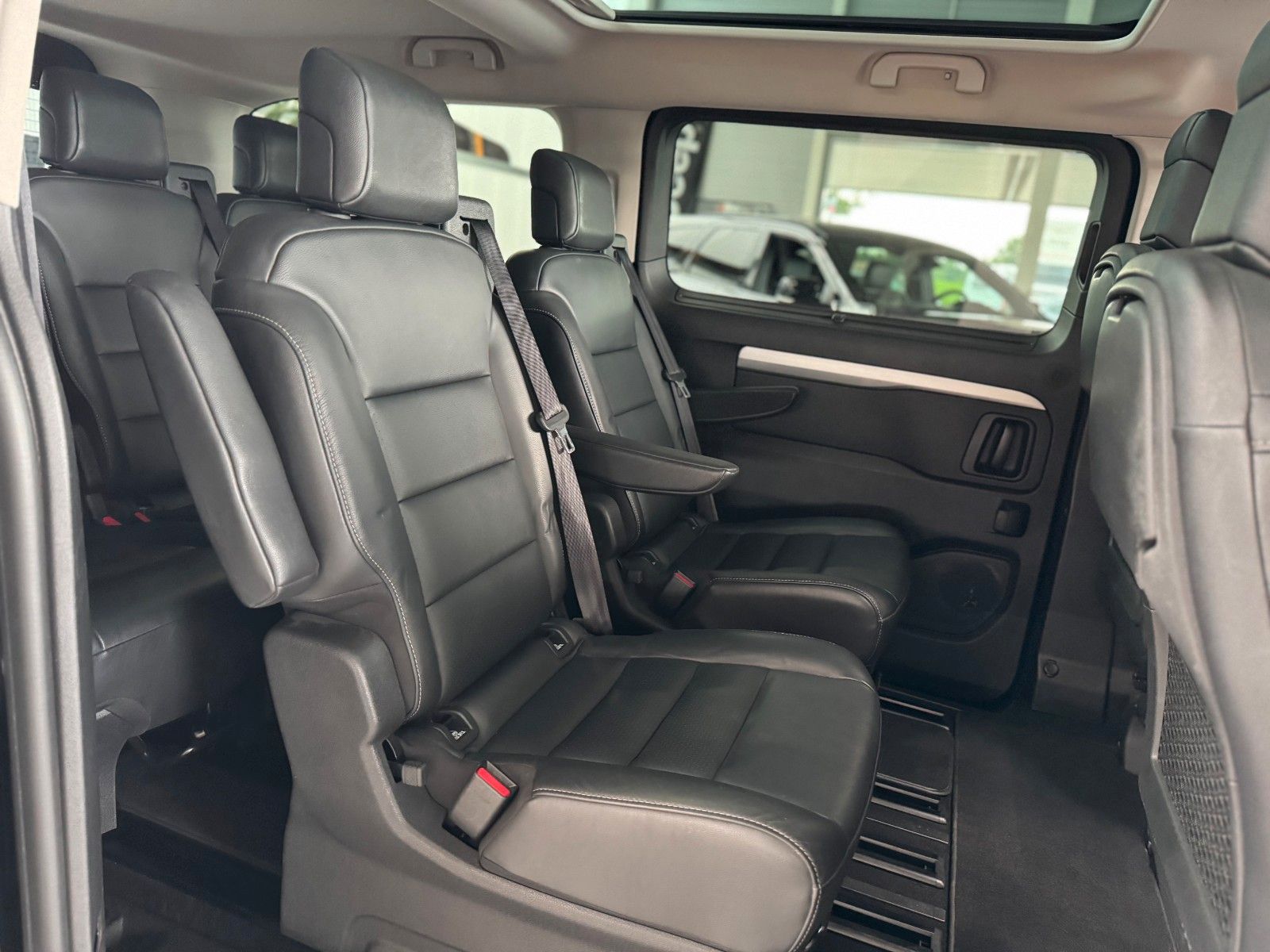 Fahrzeugabbildung Opel Vivaro 2.0 CDTI Automatik Zafira Life "AHK PANO"