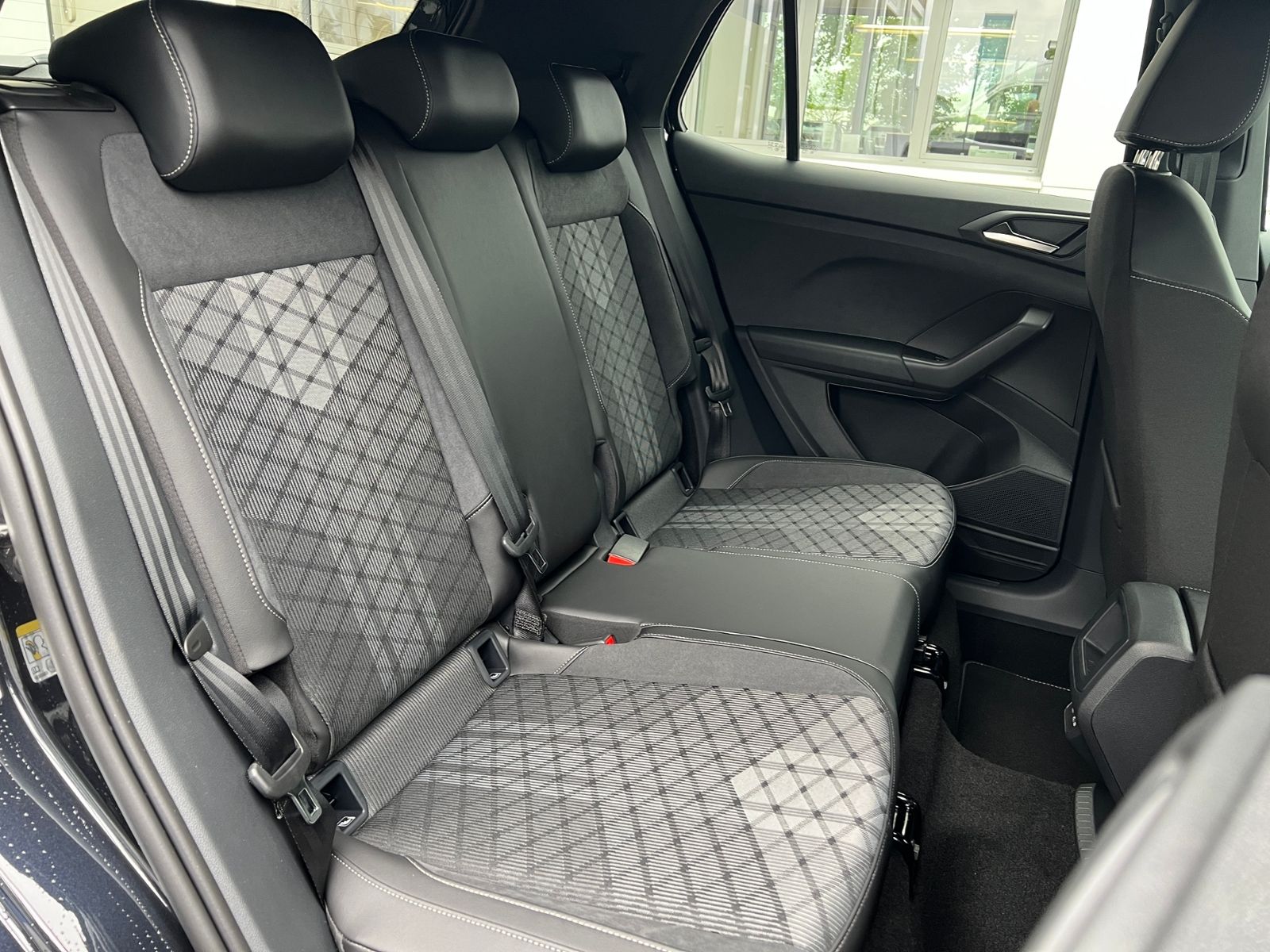 Fahrzeugabbildung Volkswagen T-Cross R-Line 1.5 TSI DSG *AHK, IQ.LIGHT, ACC,