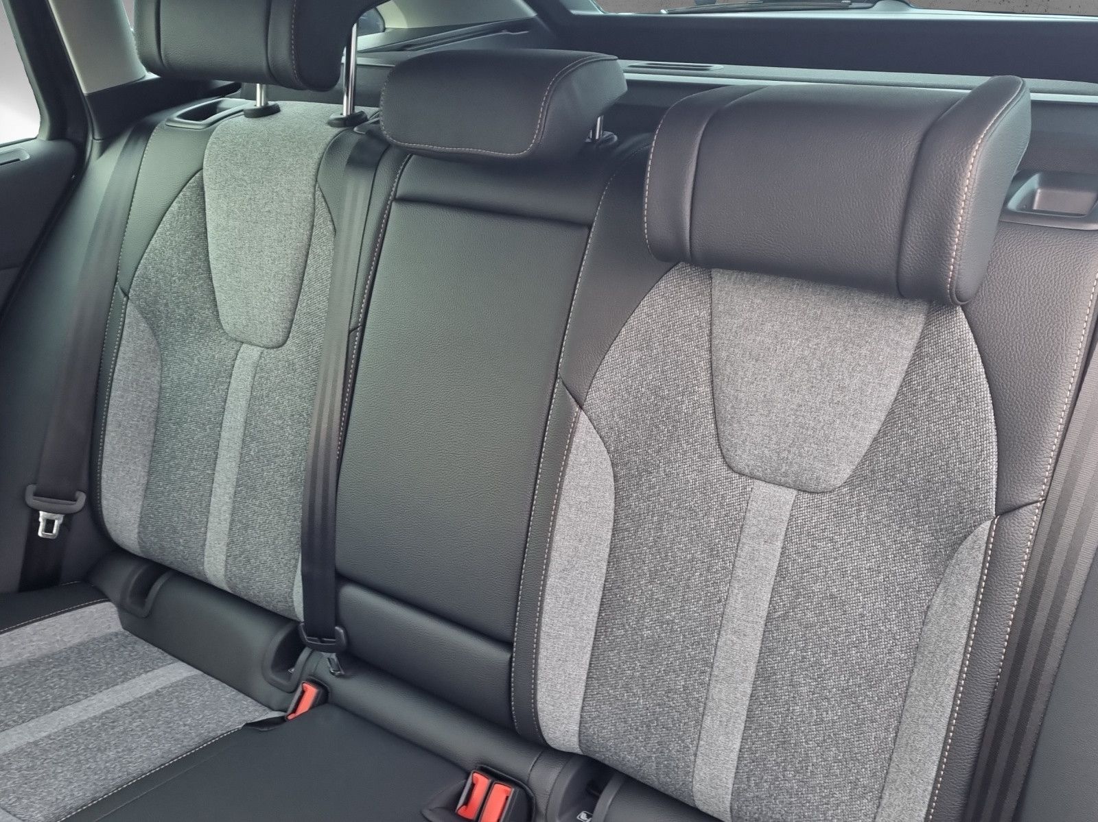 Fahrzeugabbildung SKODA Octavia Combi Tour 2.0 TDI 110kW/150PS AHK Licht