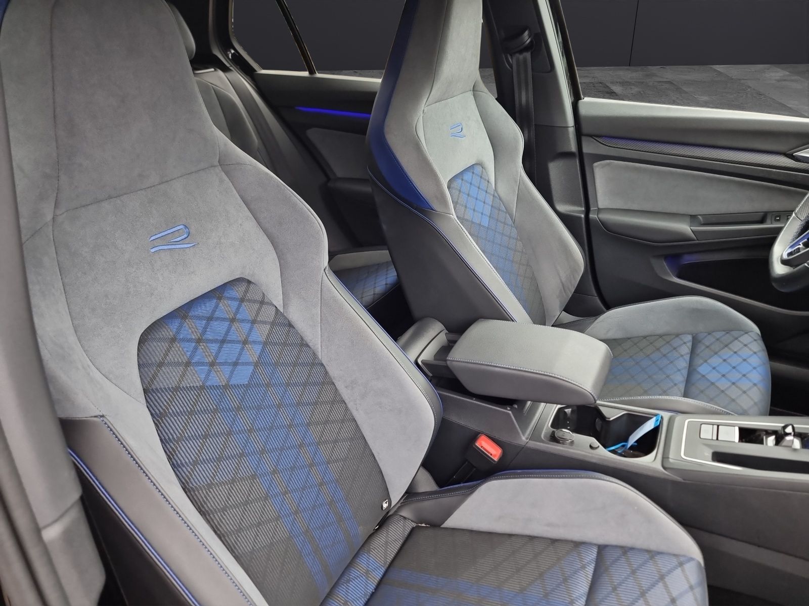 Fahrzeugabbildung Volkswagen Golf VIII R 4M  DSG Matrix Navi Harman AID ACC R