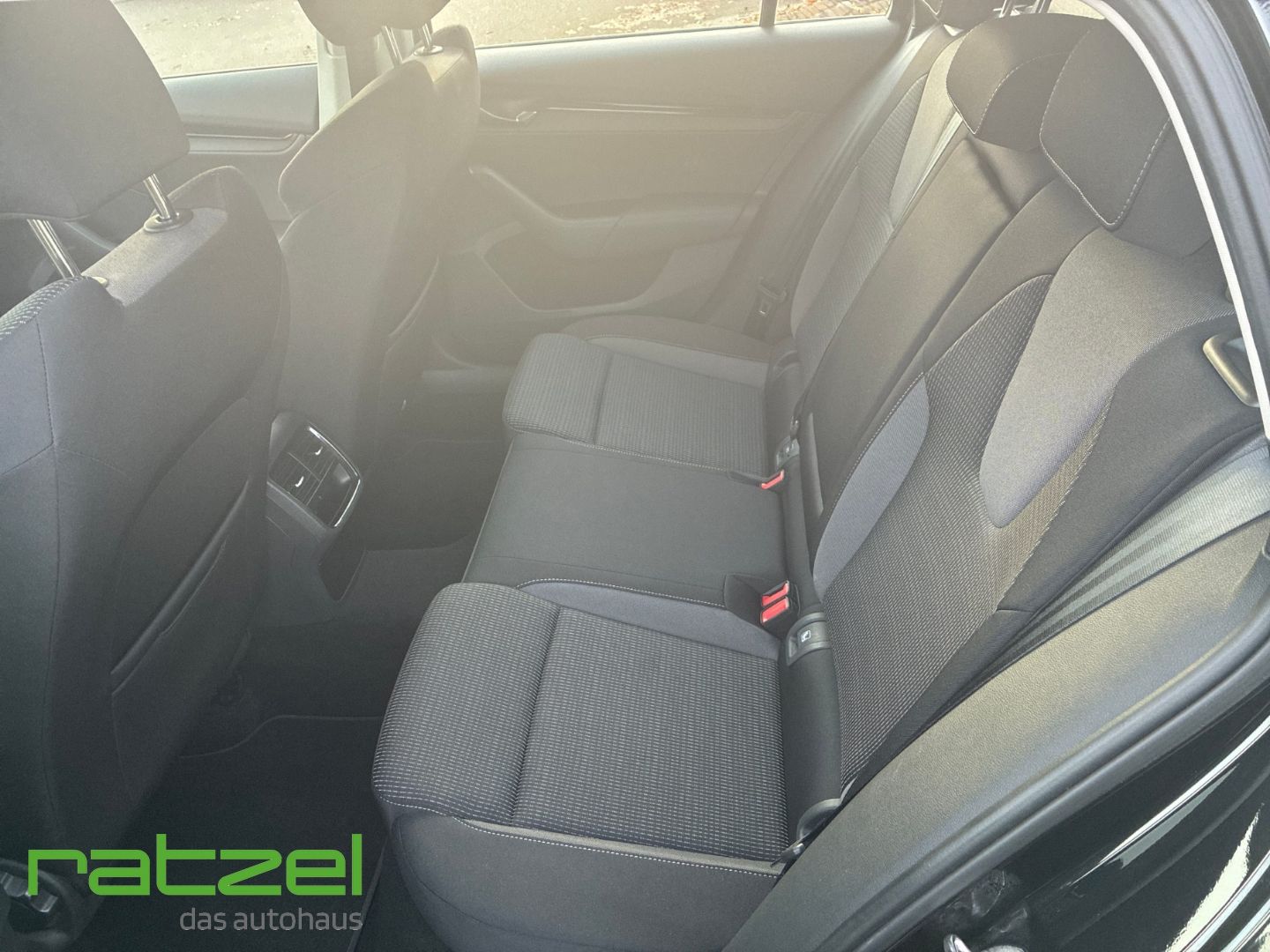 Fahrzeugabbildung SKODA Octavia Combi 2.0 TDI DPF Ambition Navi LED Smar