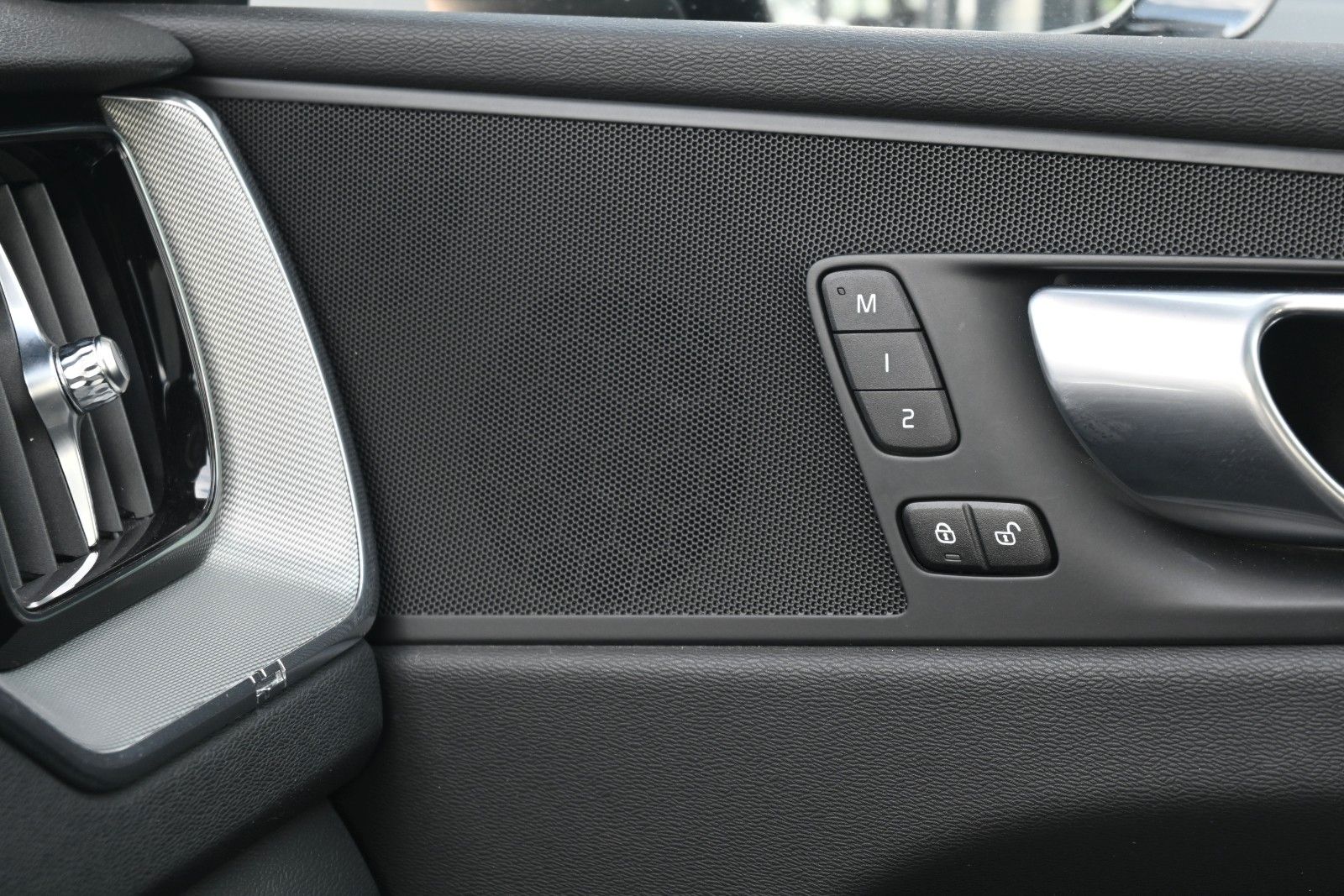 Fahrzeugabbildung Volvo XC60 B4 D Plus Dark*FSHZG*PANO*360°*ACC