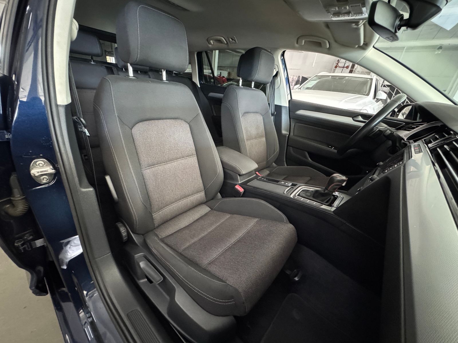Fahrzeugabbildung Volkswagen Passat 2.0 TDI DSG COMFORTLINE NAVI LED AHK ACC