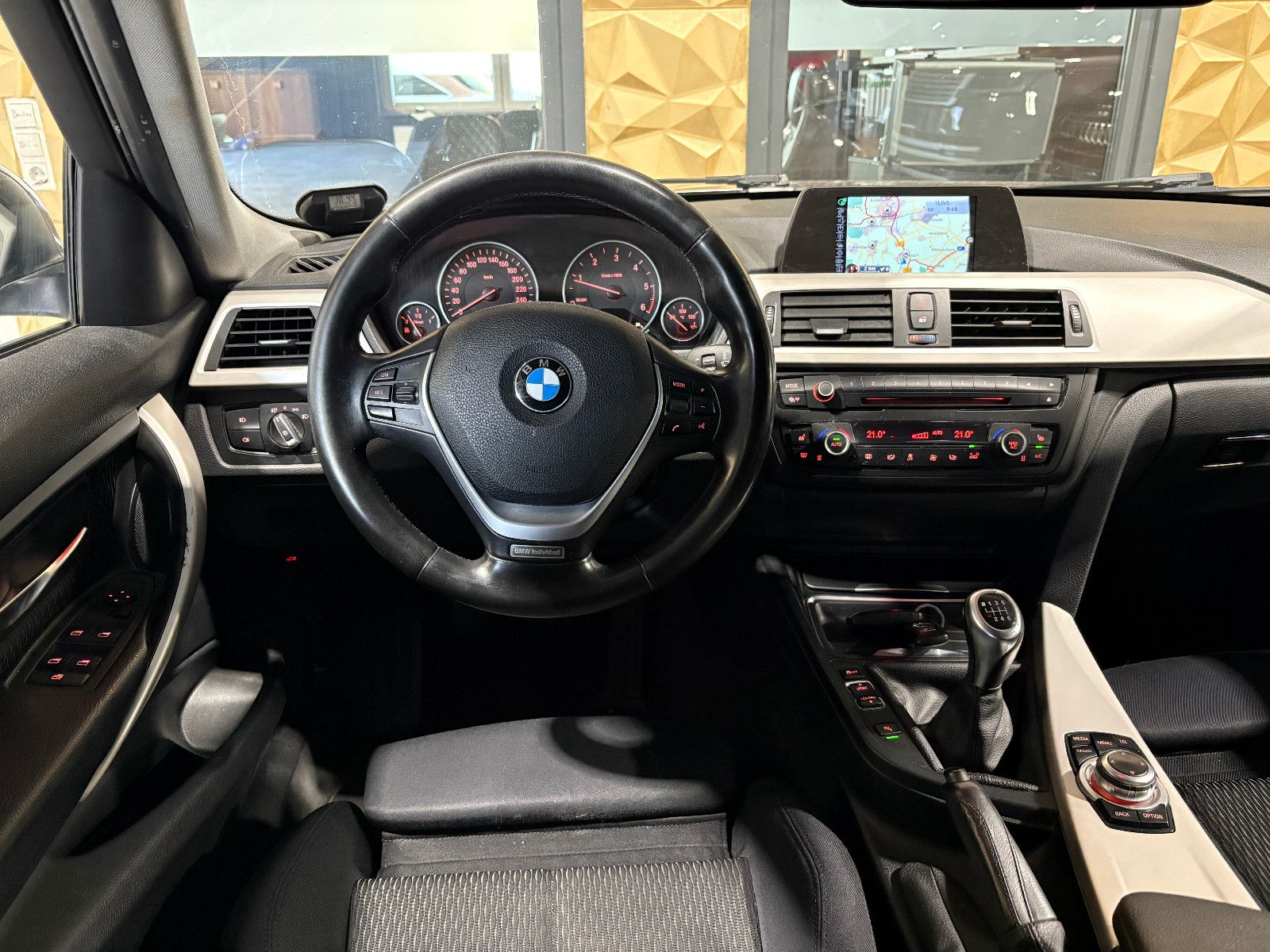 Fahrzeugabbildung BMW 325 Baureihe 3 Touring 325 d/NAVI/PDC/SHZ/KLIMA/