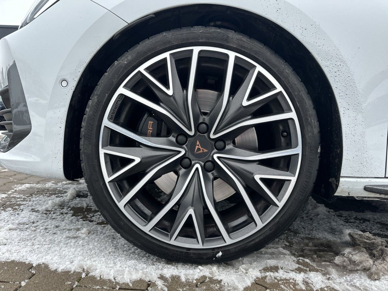 Fahrzeugabbildung CUPRA Leon Sportstourer 2.0 TSI 245 PS DSG - mit KI generiert/bearbeitet