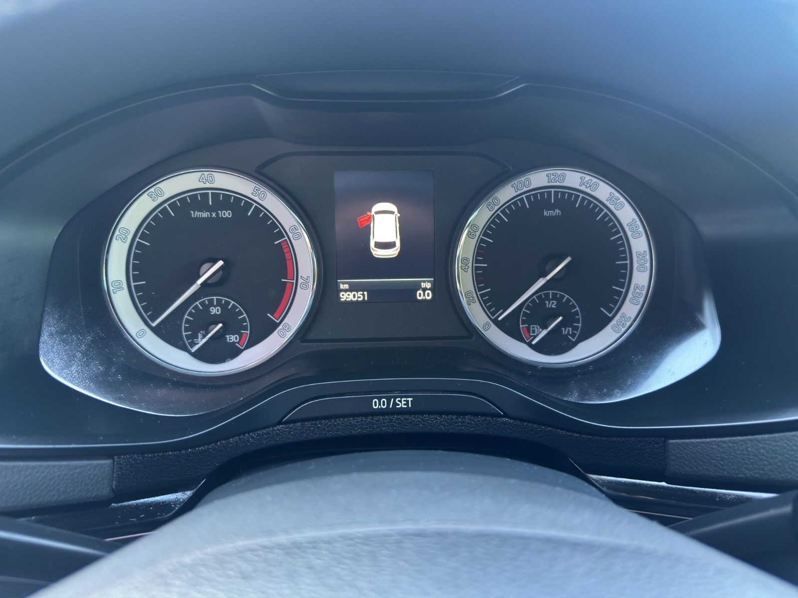 Fahrzeugabbildung SKODA KAROQ SPORTLINE DSG LED AHK APP KAMERA