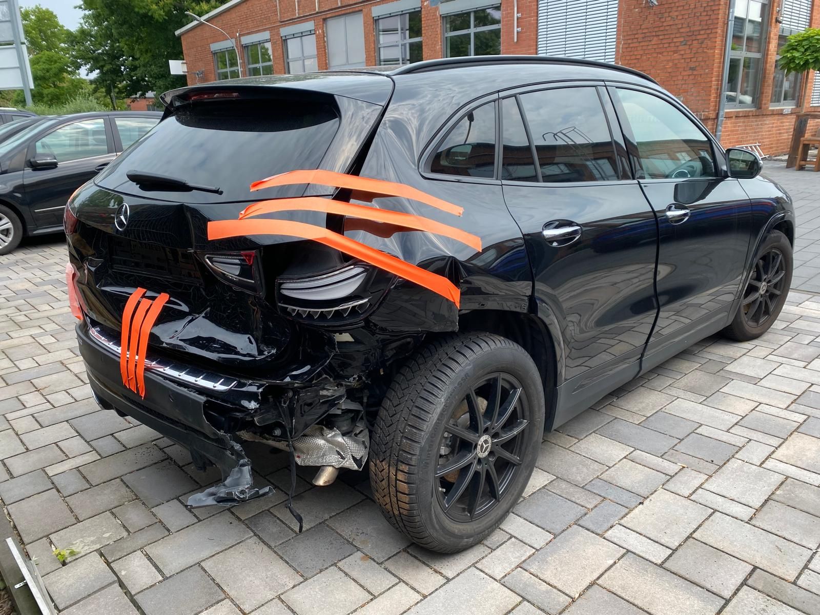 Fahrzeugabbildung Mercedes-Benz GLA 200 AMG/Pano/DIS/360/AHK/M-BEAM/