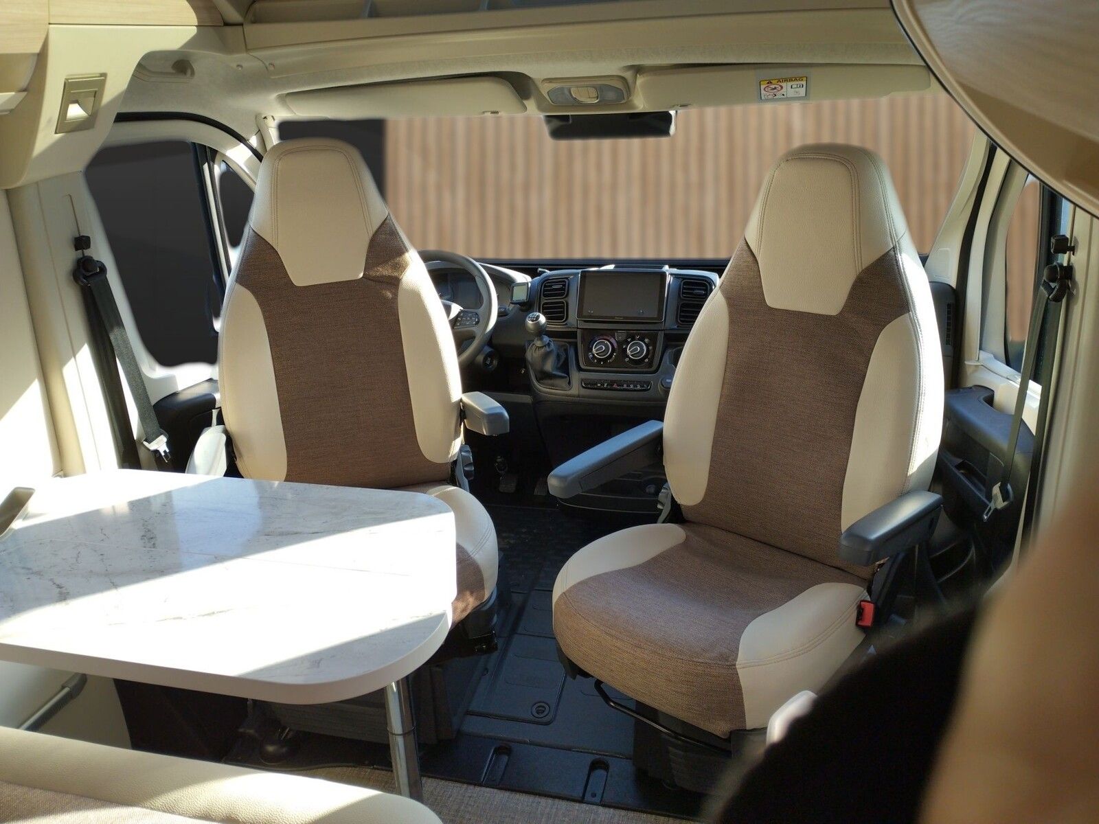 Fahrzeugabbildung Eura Mobil Van V 635 EB Captain-Chair-Sitze, Skyroof, RFK