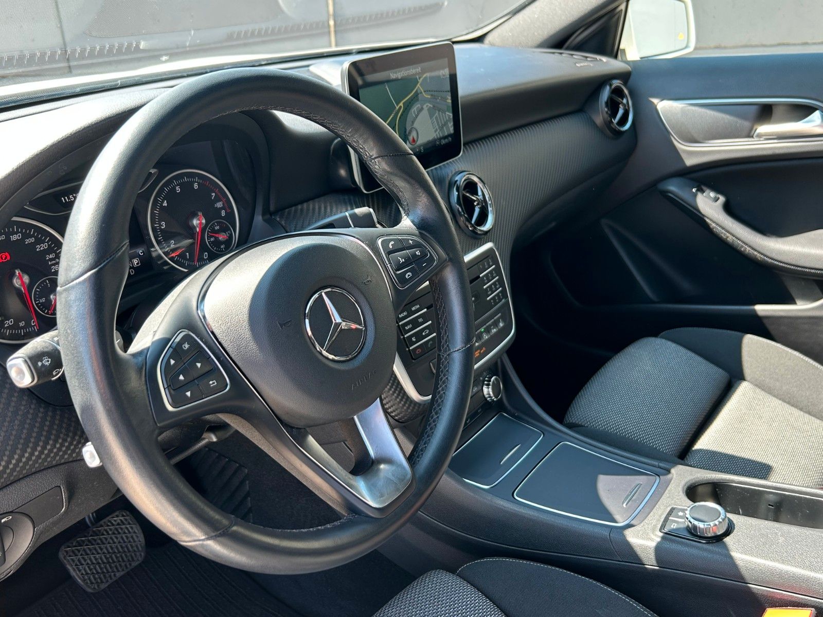 Fahrzeugabbildung Mercedes-Benz GLA 200 7-Gtronic Navi LED PDC SHZ 360° Kamera