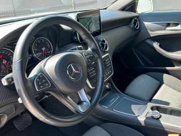 Fahrzeugabbildung Mercedes-Benz GLA 200 LED PDC 360° Kamera Navi  SHZ BLT