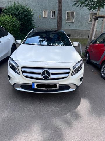 MERCEDES-BENZ GLA 180 -