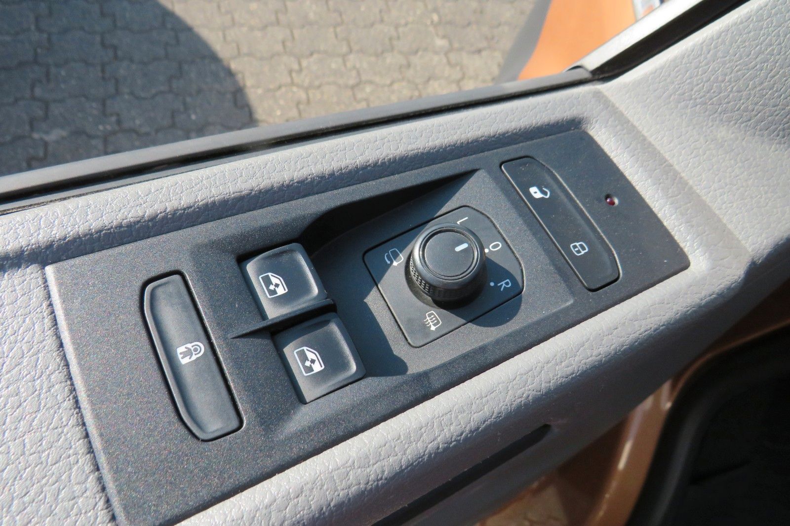 Fahrzeugabbildung Volkswagen T6.1 Kombi TDI 9SITZE GRA PDC APP-CONNECT SITZH.