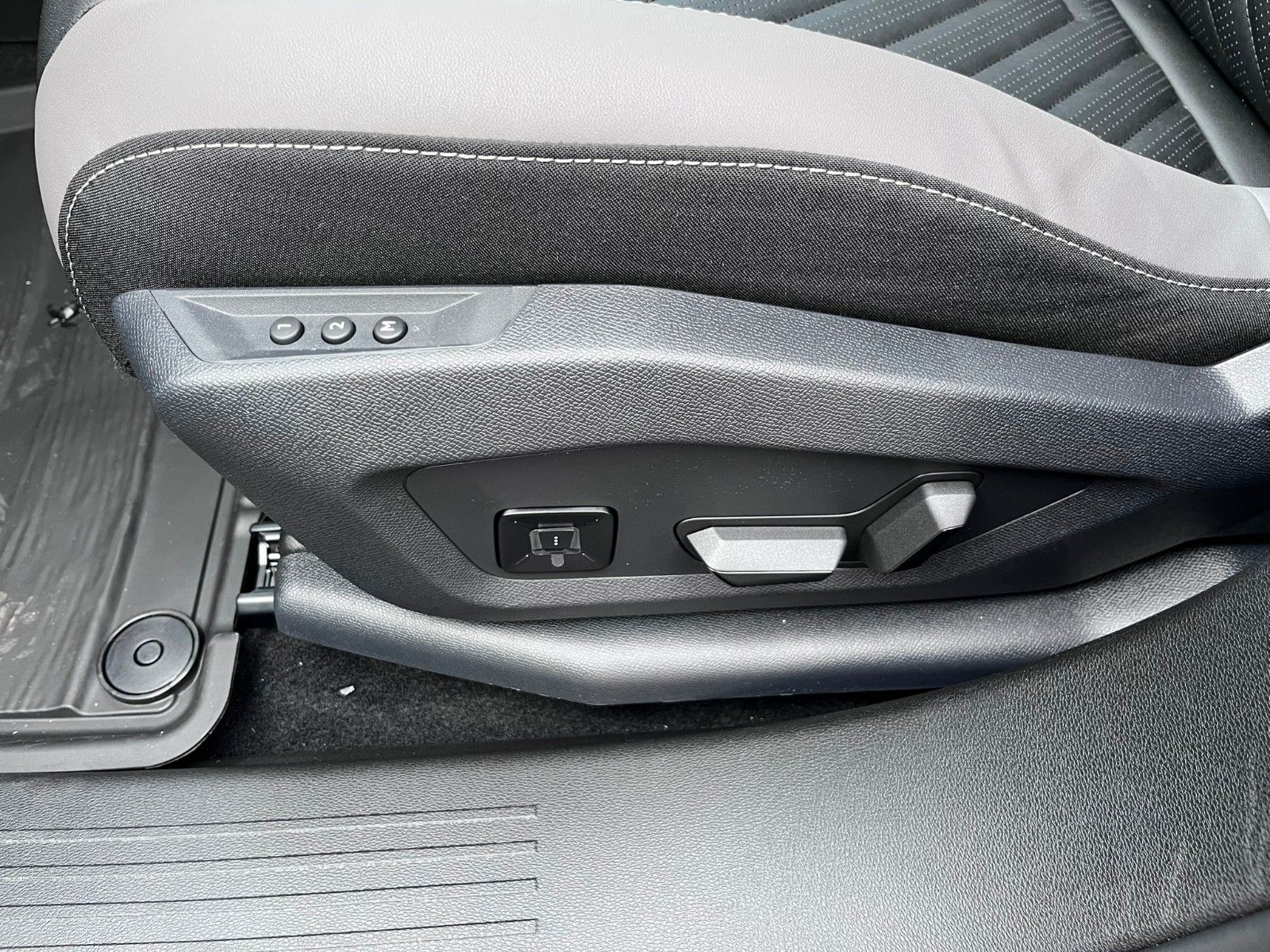 Fahrzeugabbildung Jeep Compass E-Hybrid 1.2 eDCT 100 kW First Edition