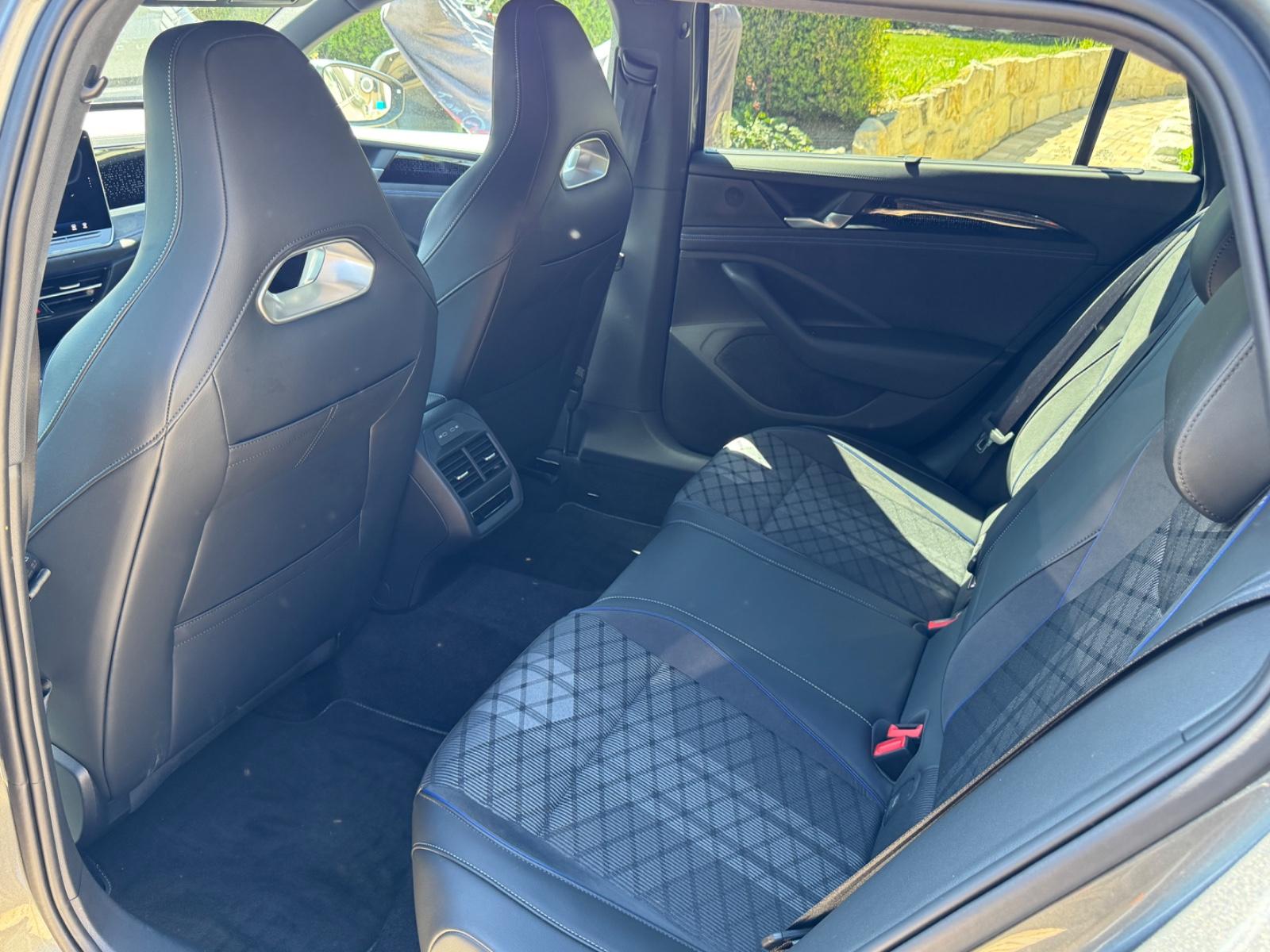 Volkswagen Passat Variant 2.0 TDI-R-line AHK-Massagesitz-