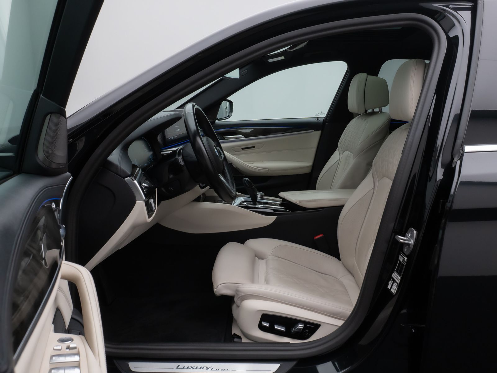 Fahrzeugabbildung BMW 520d Luxury Line Glasdach Kamera HUD DAB H/K 19"