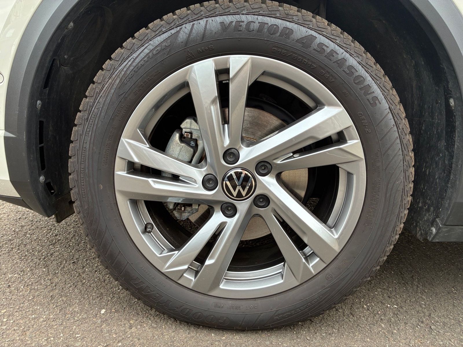 Fahrzeugabbildung Volkswagen T-Roc 1.5 TSI R-Line LED,PDC,SHZ,ACC,Virtual,LM