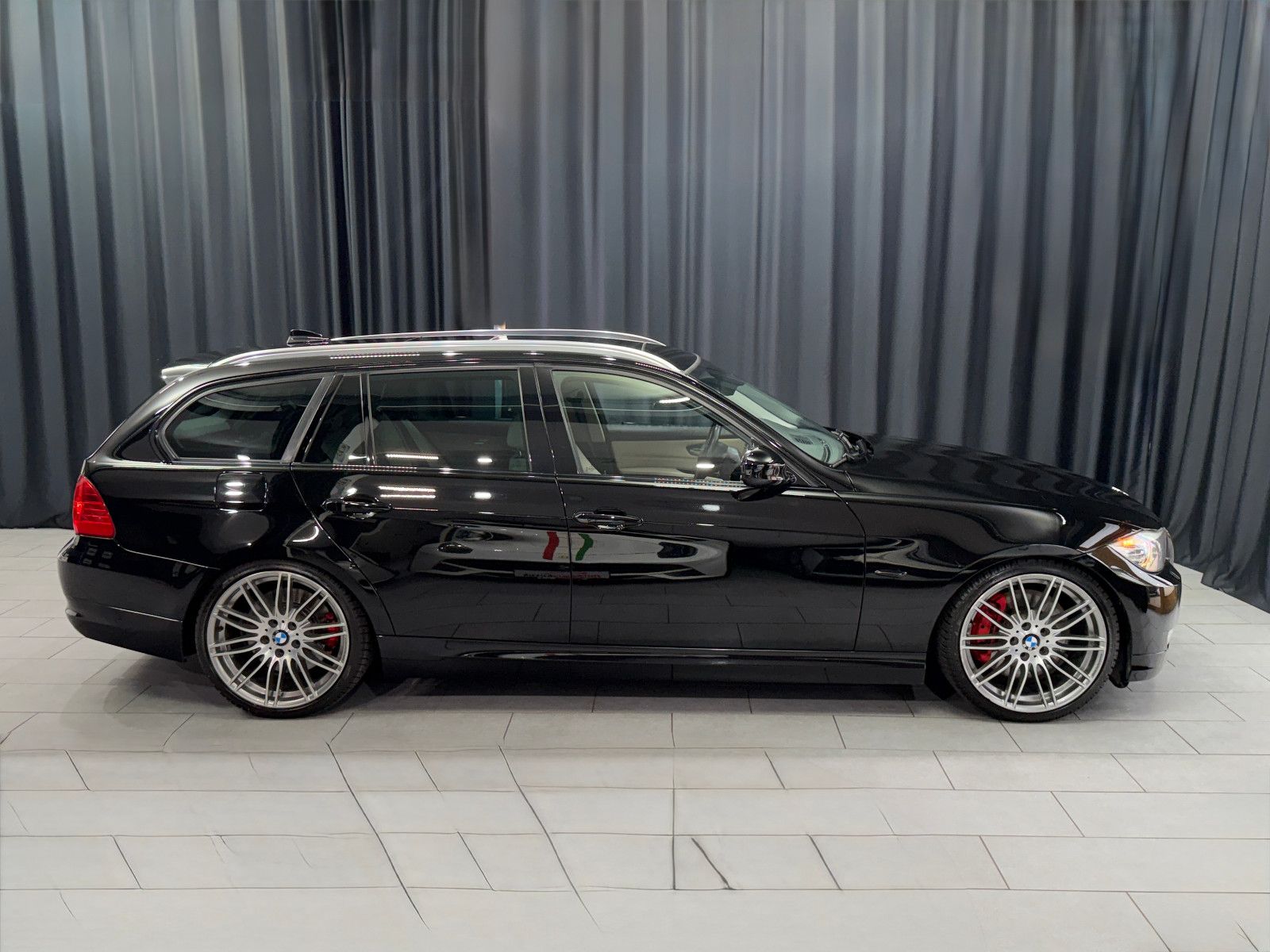 Fahrzeugabbildung BMW 335 i xDrive Touring|LEDER|NAVI|PANO