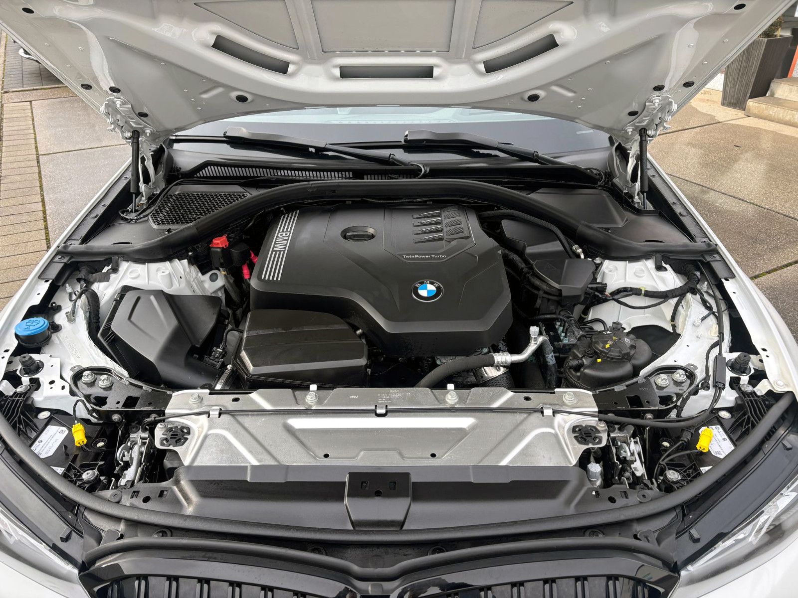 Fahrzeugabbildung BMW 318i Touring M-Sport Steptr. KAM AHK LED SHZ HUD