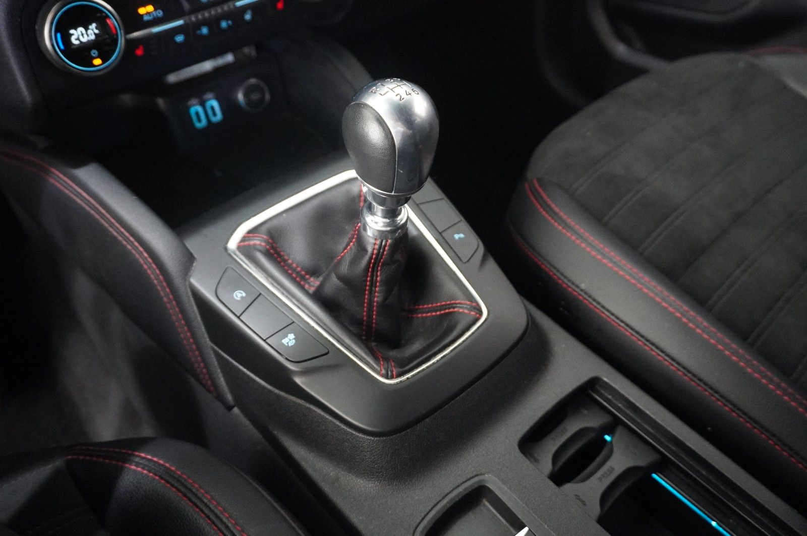 Fahrzeugabbildung Ford Kuga 1.5 ST-LINE X NAVI/LED/KAMERA/SPORT/B&O/DAB