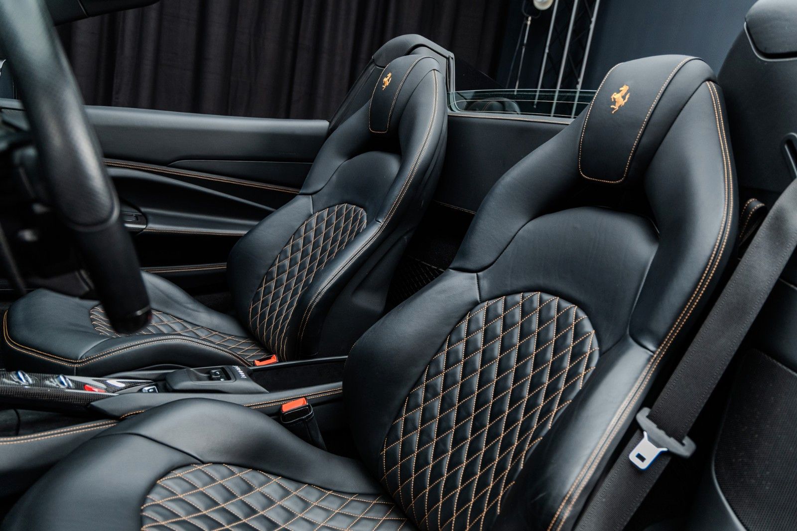 Fahrzeugabbildung Ferrari F8 Spider + Nero Daytona + Carbon + Lift + Garan