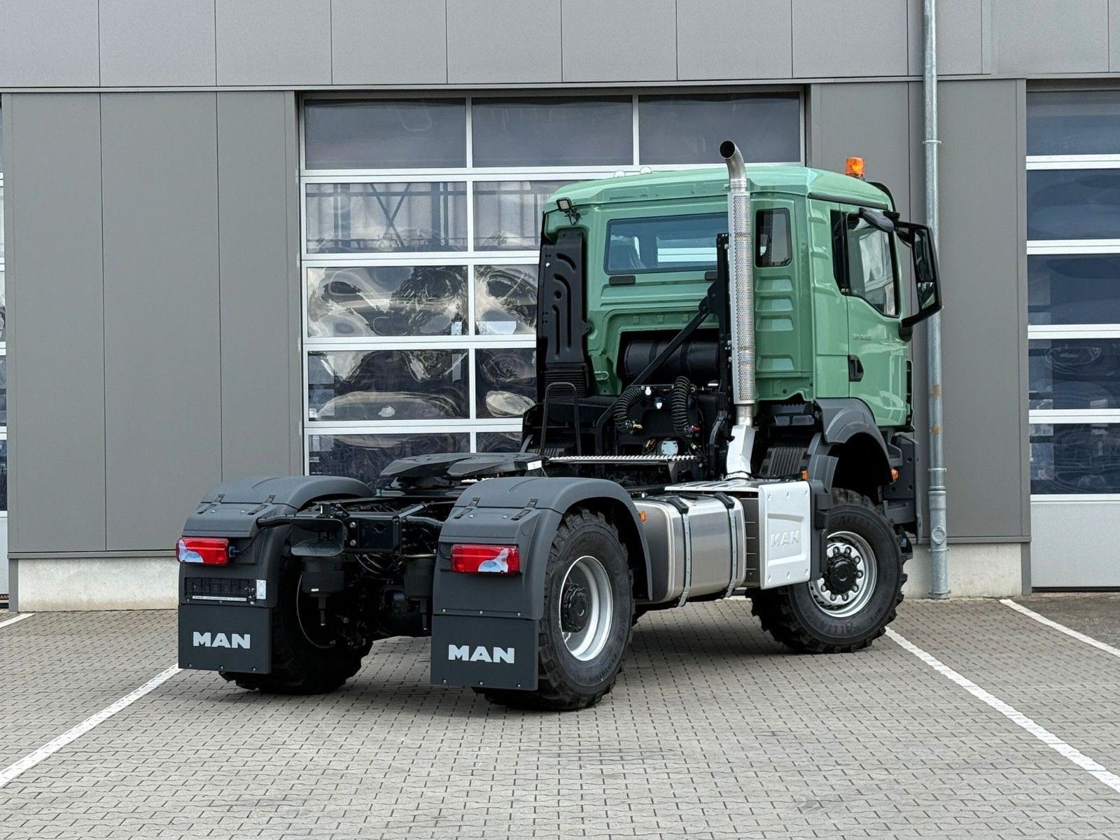 Fahrzeugabbildung MAN TGS 18.520 BL SA 4x4 mit Hydraulikvor* Einzelbe*