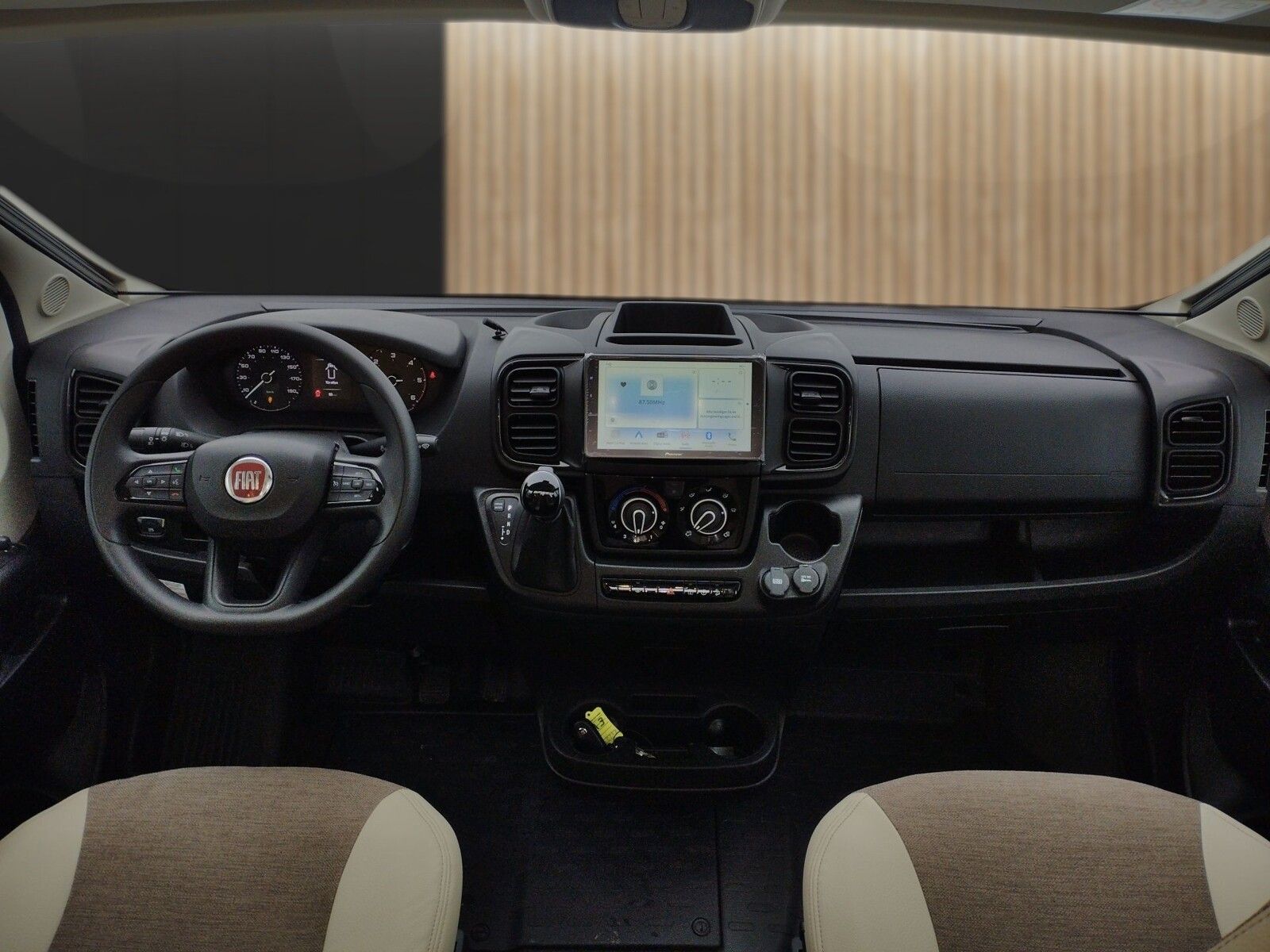 Fahrzeugabbildung Eura Mobil Van V 635 HB Captain-Chair-Sitze, Skyroof, RFK