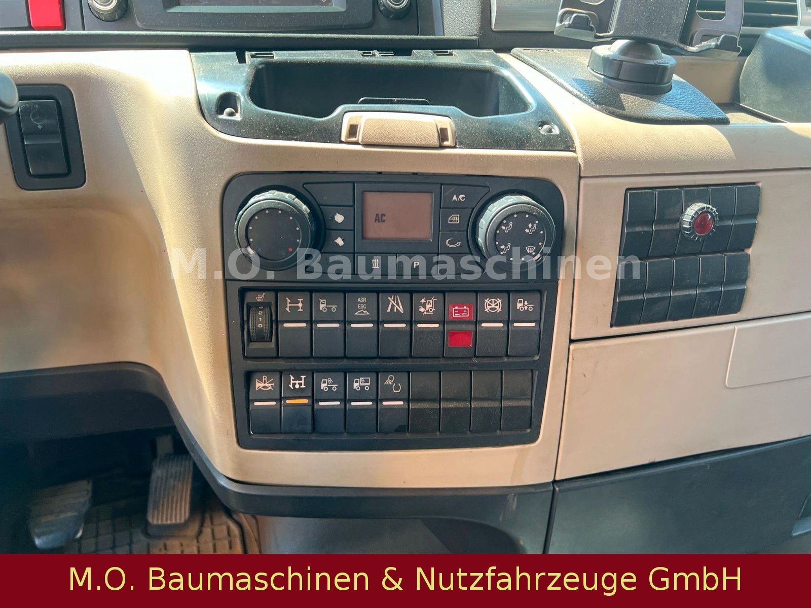 Fahrzeugabbildung MAN TGX 18.460 / 4x2 / Euro 6 / Hiab Skiploader /