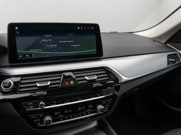 Fahrzeugabbildung BMW 530e xD Pano Kamera DAB HiFi Adapt. Fahrwerk 19"