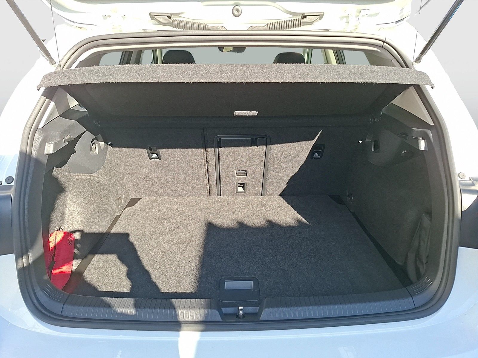 Fahrzeugabbildung Volkswagen Golf VIII TSI Active LED Navi AID SHZ PDC