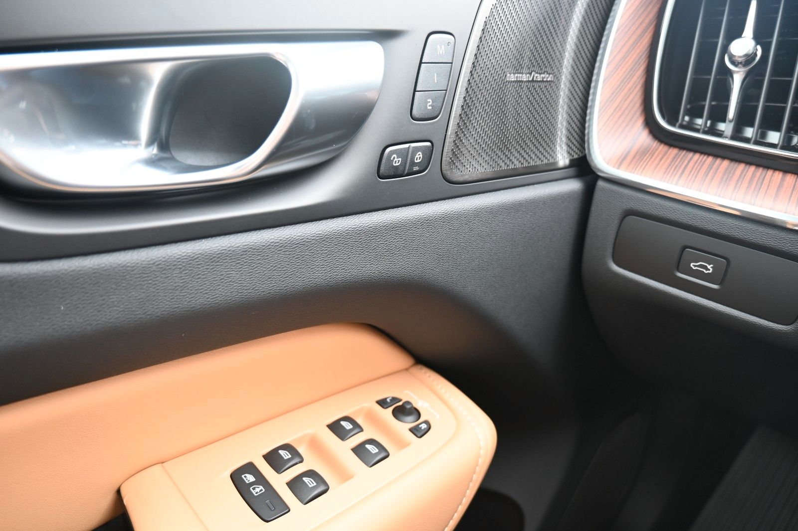 Fahrzeugabbildung Volvo XC60 B4 D AWD Ultimate Dark*STDHZG*360°*LUFT*ACC