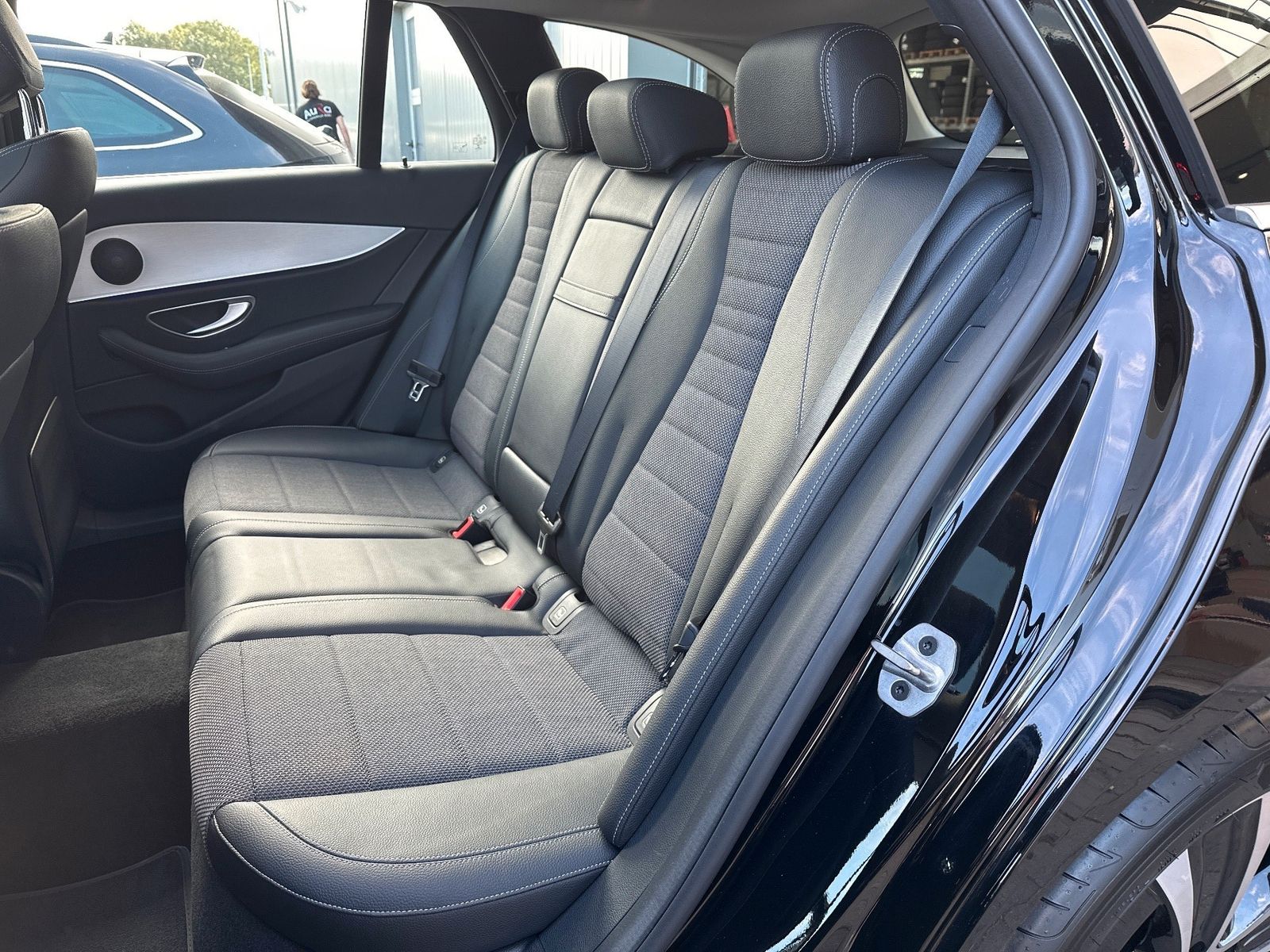 Fahrzeugabbildung Mercedes-Benz E 300 de T Avantgarde NAV+LED+PANO+ACC+18ZOLL